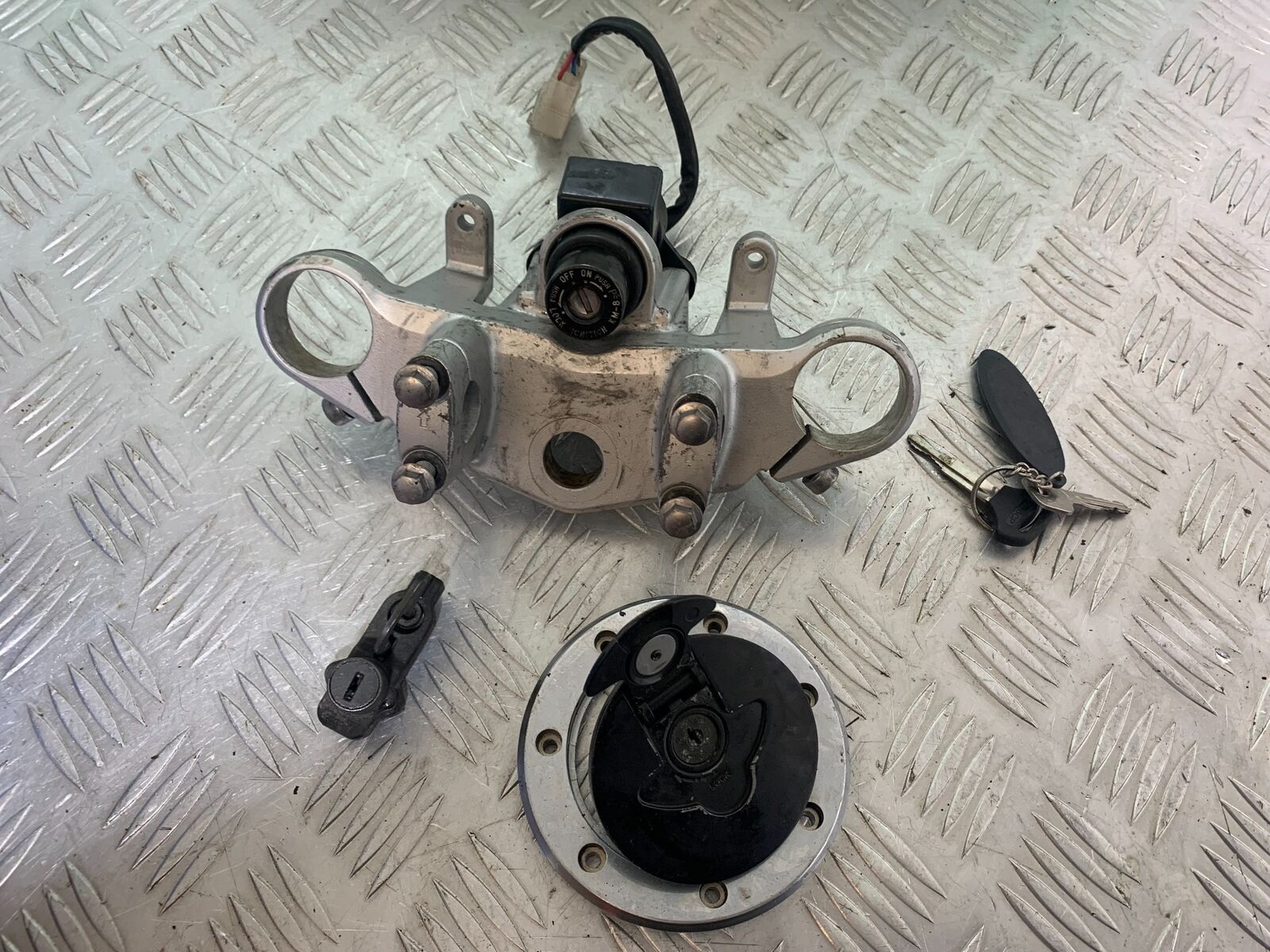 KAWASAKI Z750 ZR750 ZR-7S LOCKS AND KEY   YEAR 1999-05 (CMB1135)