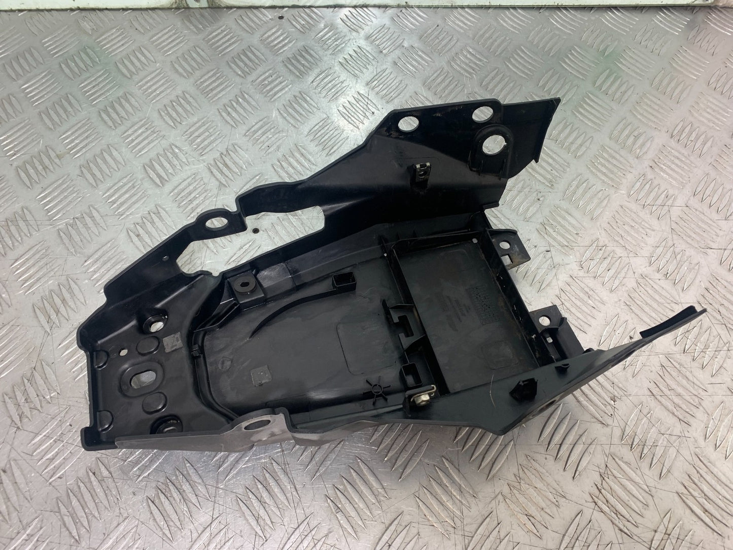 KTM DUKE 125 UNDERTRAY YEAR 2017-2022 (CMB1222)