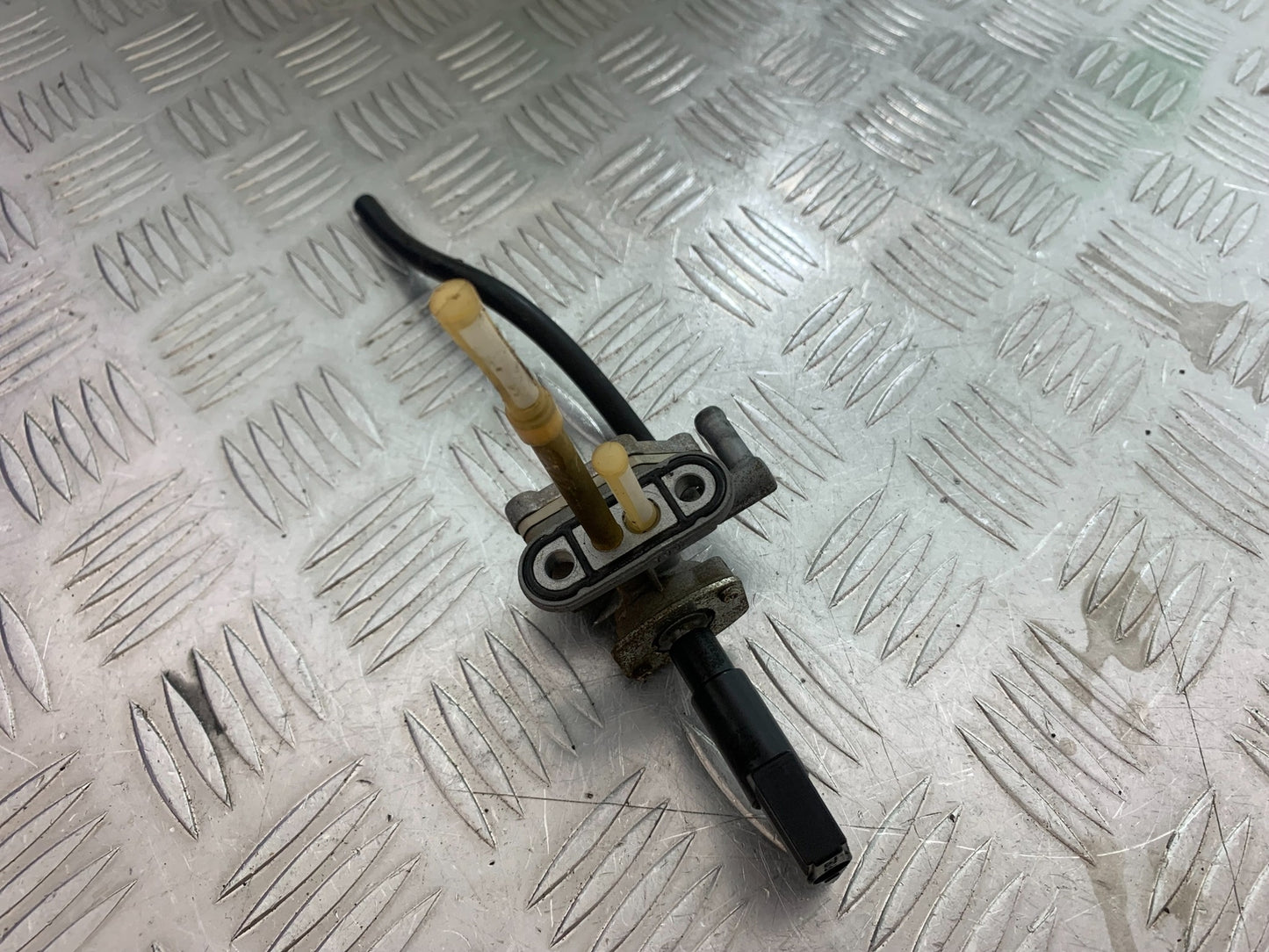 SUZUKI GSF1200  GSF 1200 BANDIT PETROL TAP  YEAR 1997-2000 (CMB1149)
