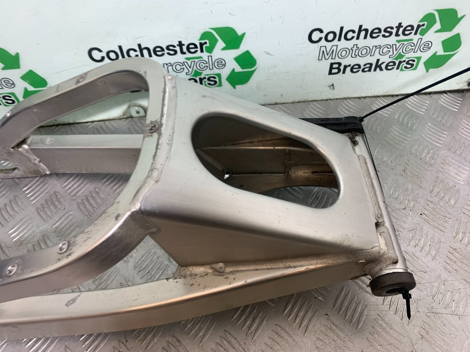 YAMAHA YZF R1 4XV SWINGARM   YEAR 1998-99 (CMB1291)