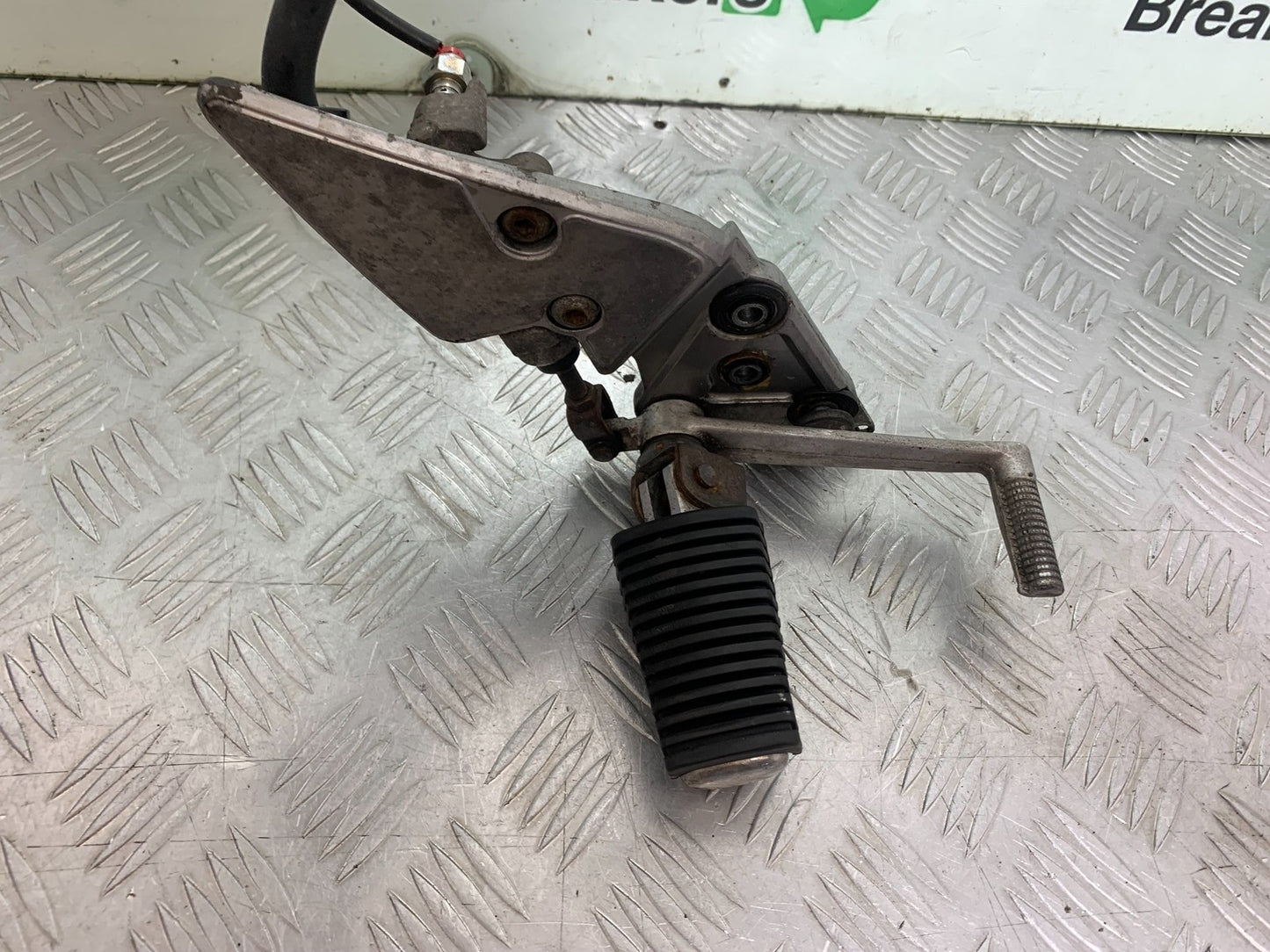 SUZUKI GSF1200 GSF 1200 BANDIT FRONT RIGHT HANGER   YEAR 2001-2004 (CMB1188)