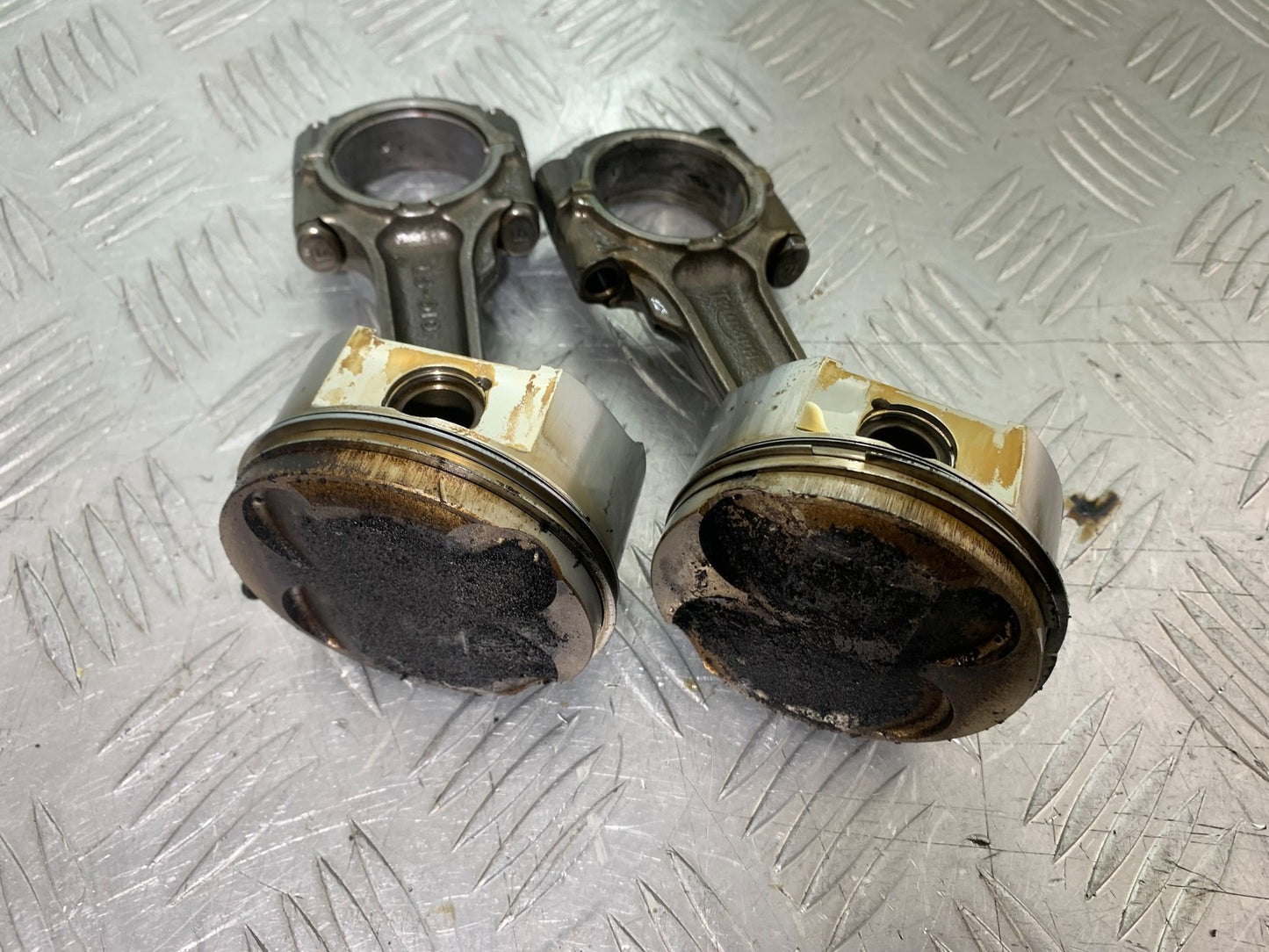 TRIUMPH 955i SPRINT ST 2X CON RODS AND PISTONS  YEAR 1999-2004