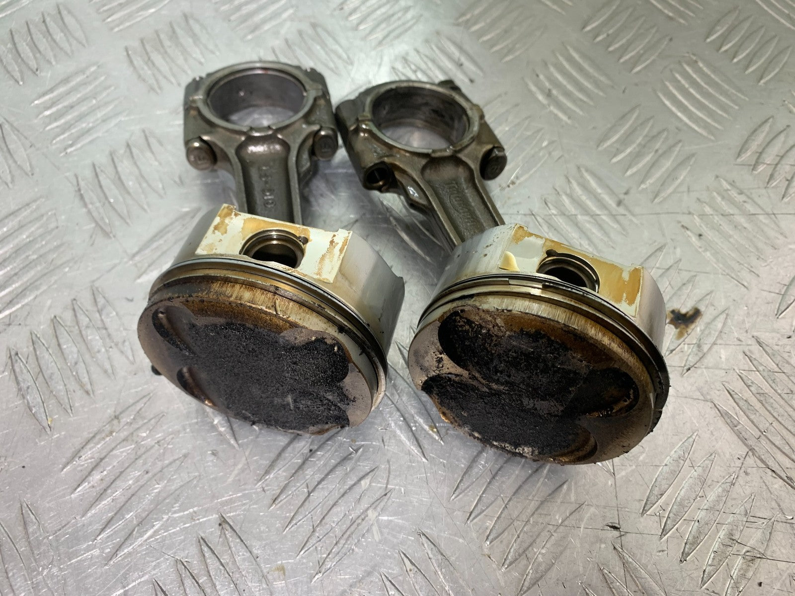 TRIUMPH 955i SPRINT ST 2X CON RODS AND PISTONS  YEAR 1999-2004