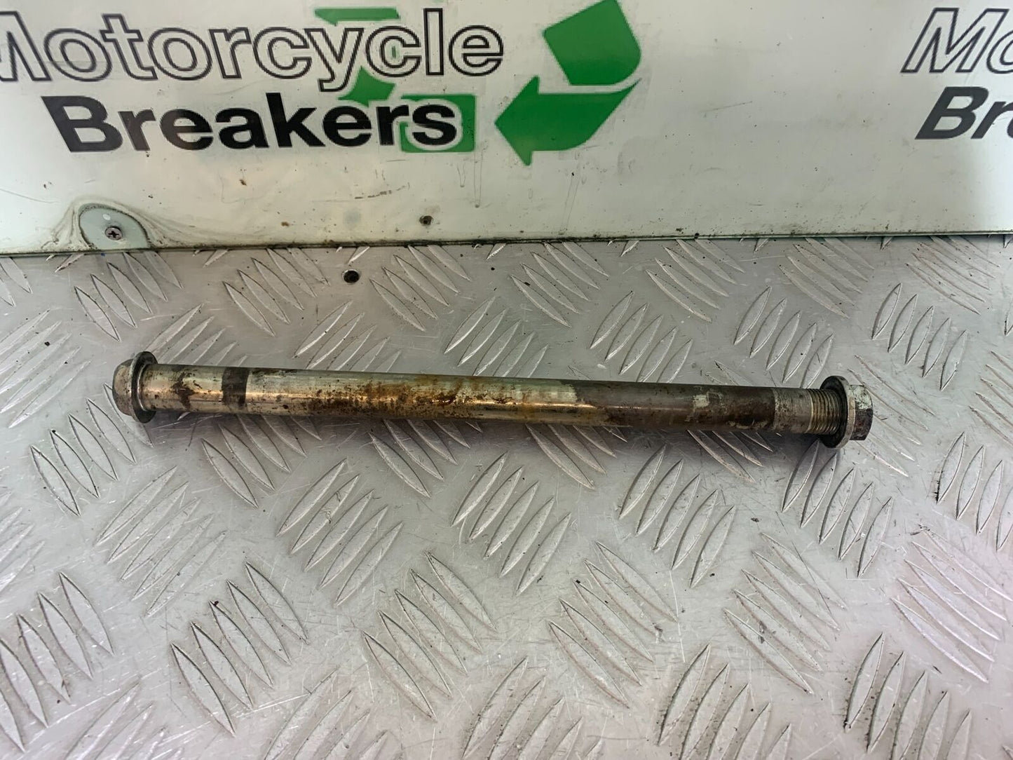 KAWASAKI Z750 ZR750 ZR-7S SWINGARM SPINDLE  YEAR 1999-05 (CMB1135)
