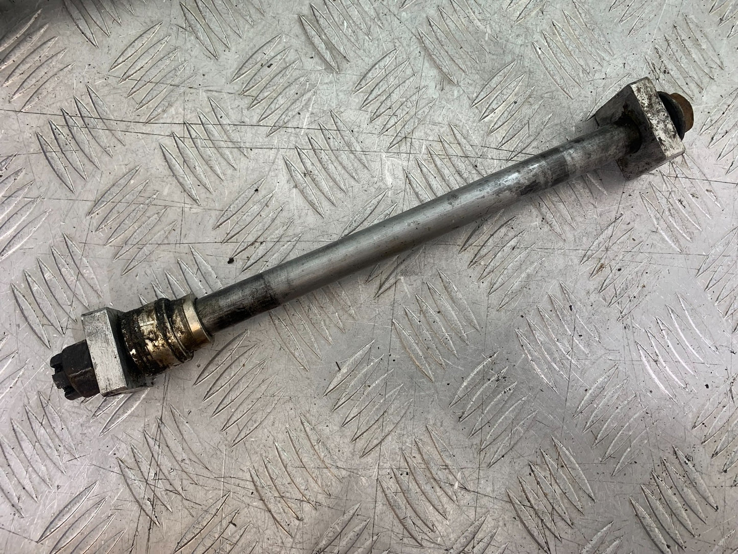 KAWASAKI ZX9R ZX9 C REAR WHEEL SPINDLE YEAR 1998-99 (CMB1213)