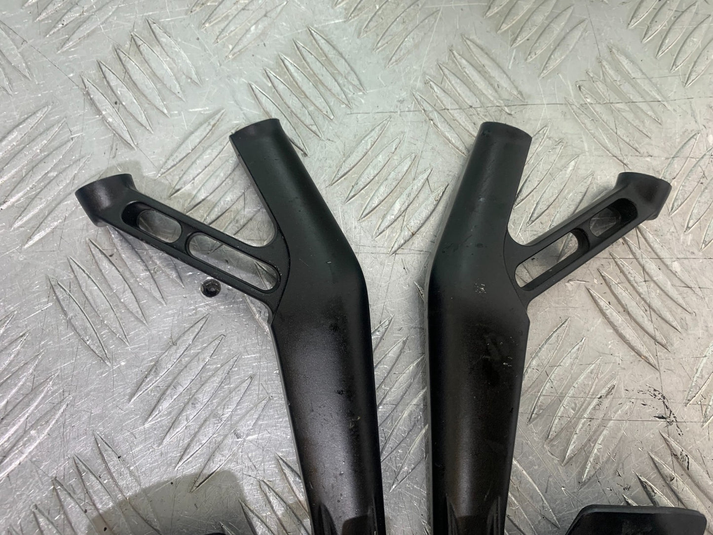 YAMAHA YZF R7 REAR HANGERS AND PEGS YEAR 2022-2025 (CMB1255)