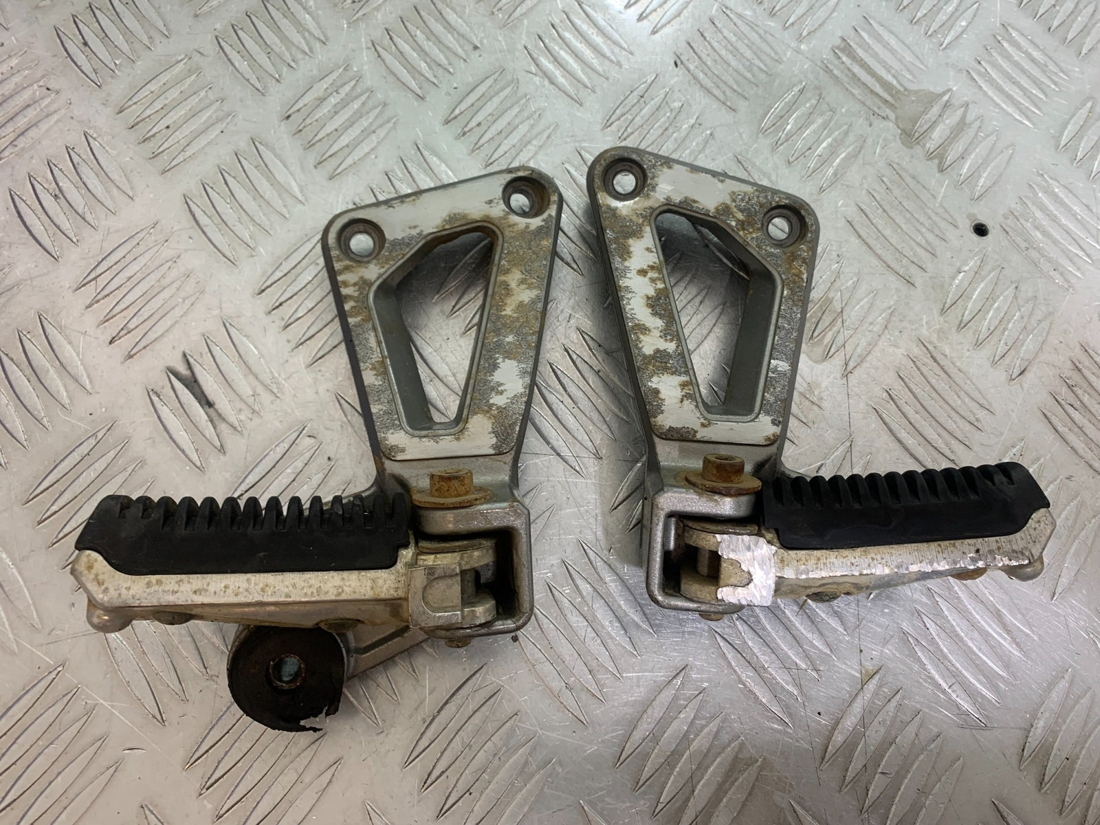 SUZUKI GSF1200  GSF 1200 BANDIT REAR HANGERS  YEAR 1997-2000 (CMB1149)