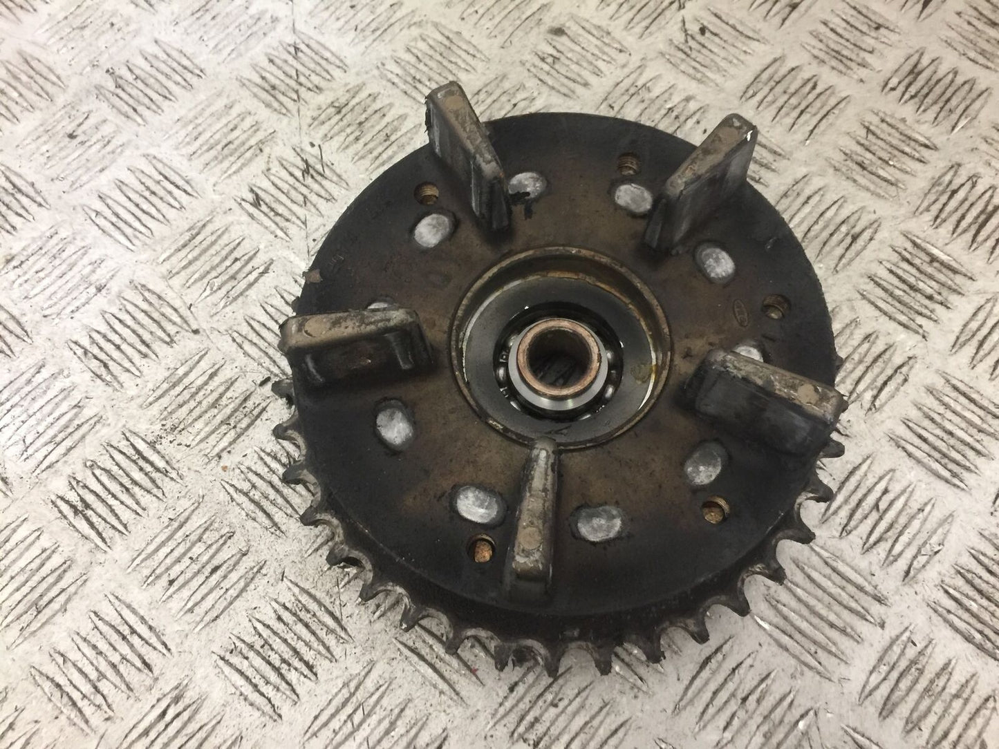 KAWASAKI Z750 ZR750 ZR-7S REAR SPROCKET CARRIER YEAR 1999-05 (STOCK 707)