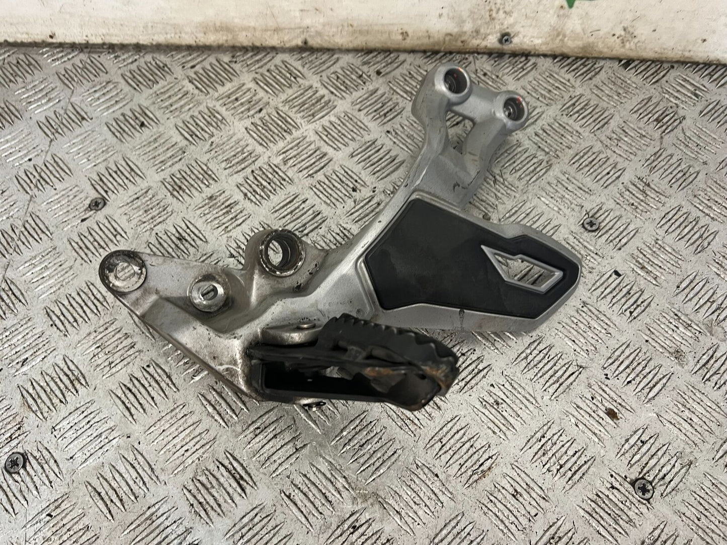 TRIUMPH TIGER 1200 EXPLORER FRONT LEFT HANGER   YEAR 2012-2015 (STOCK 901)