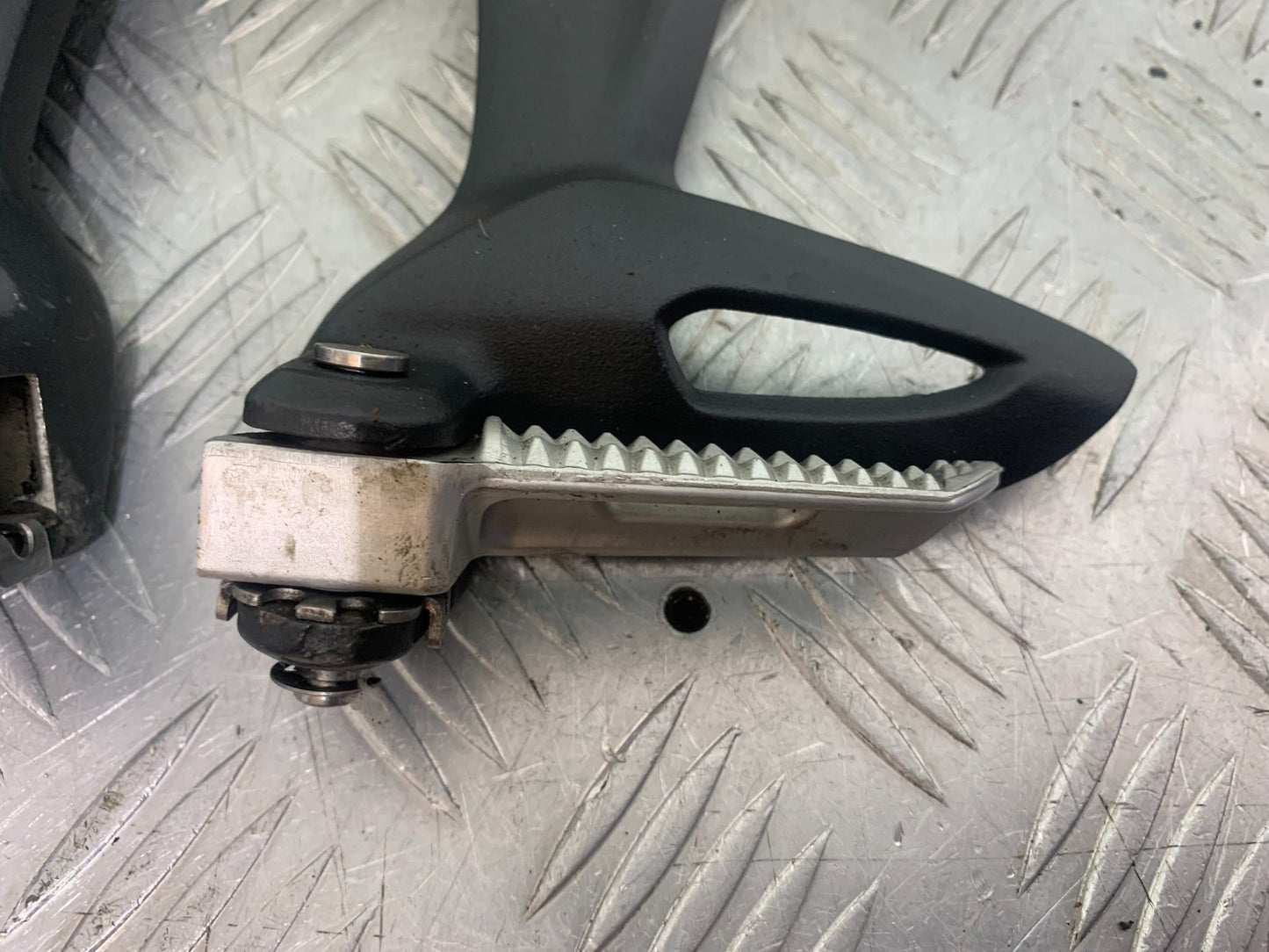 TRIUMPH 675 STREET TRIPLE REAR HANGERS AND PEGS  2013-2016 (CMB1186)