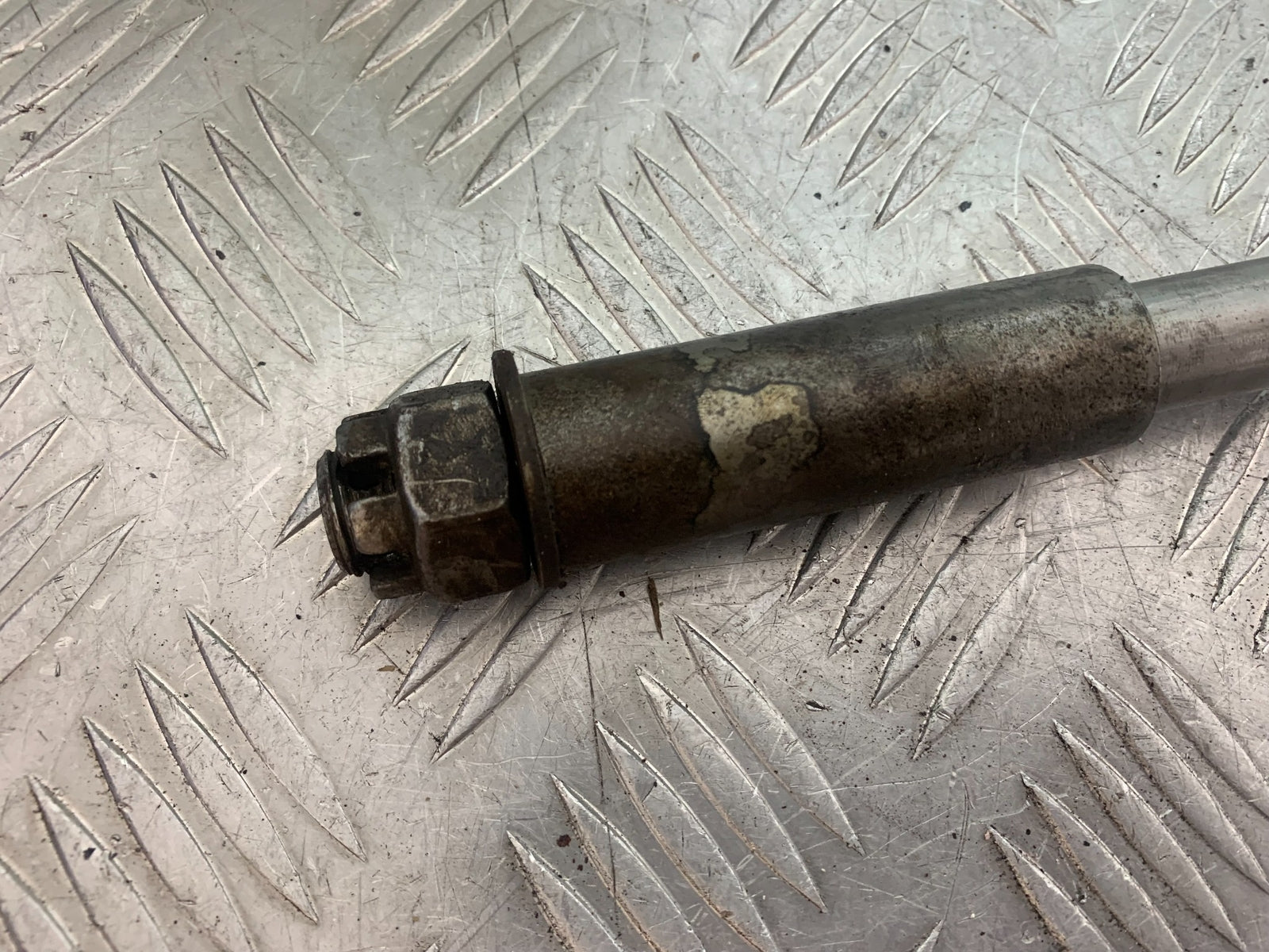 KAWASAKI VN1500 CLASSIC REAR WHEEL SPINDEL YEAR 1999 -2006 (CMB1166)