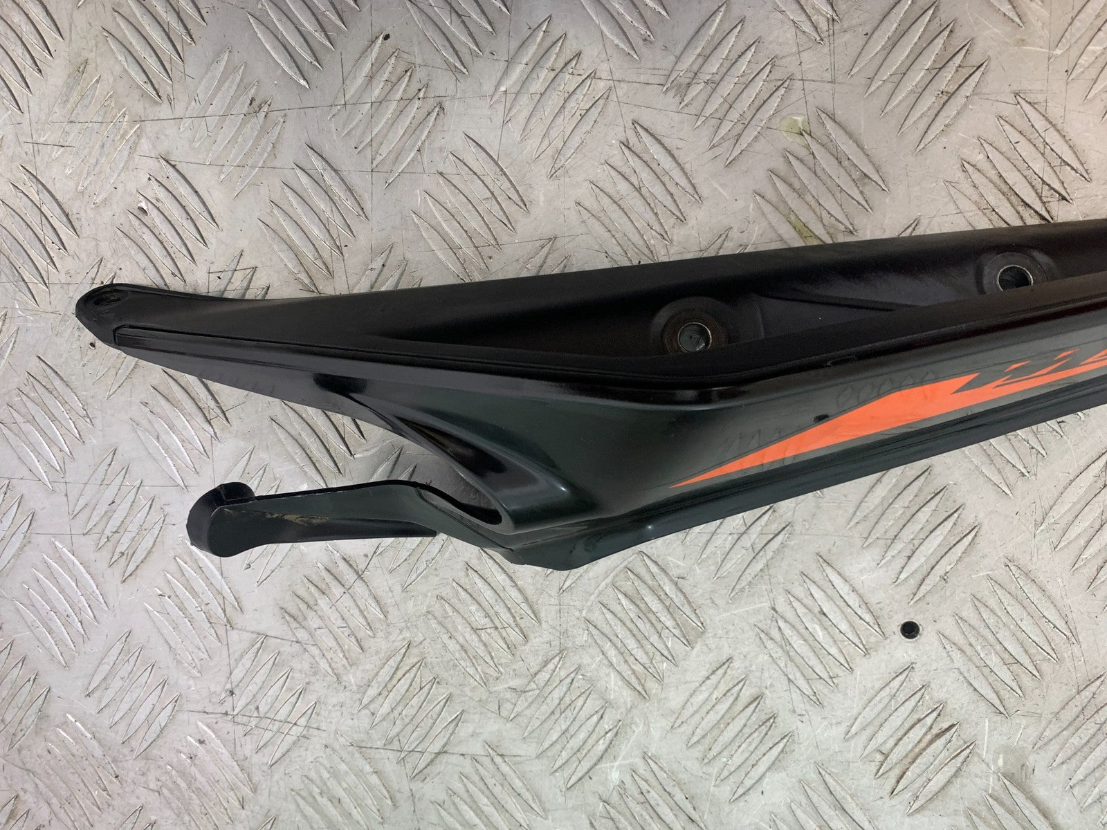 KTM 125 DUKE RIGHT SEAT PANEL   YEAR 2018-2023 (CMB1185)