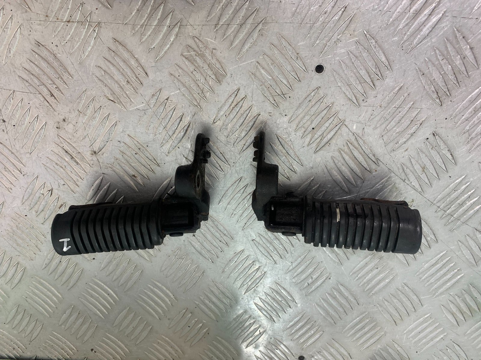 HONDA GL500 GL 500 SILVERWING FRONT PEGS   YEAR 1981-82 (CMB1168)