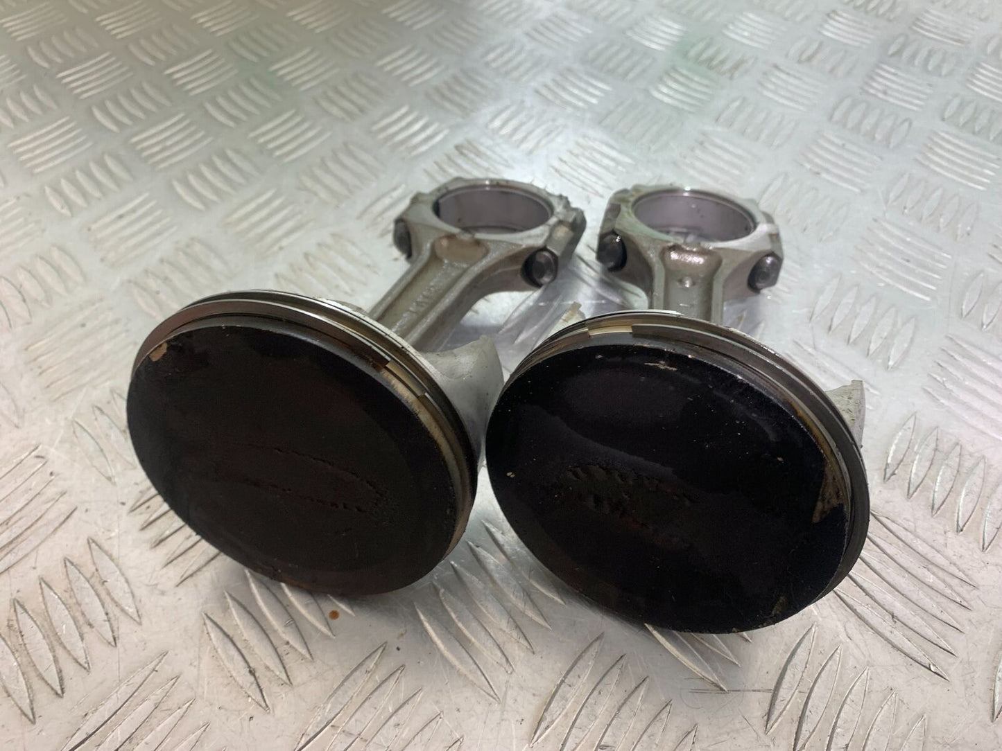 TRIUMPH THUNDERBIRD 1600 2 X CON RODS AND PISTONS   YEAR 2011 (CMB1107)