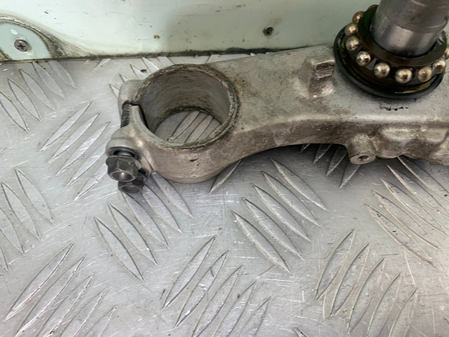 SUZUKI GSF1200 GSF 1200 BANDIT BOTTOM YOKE   YEAR 2001-2004 (CMB1188)