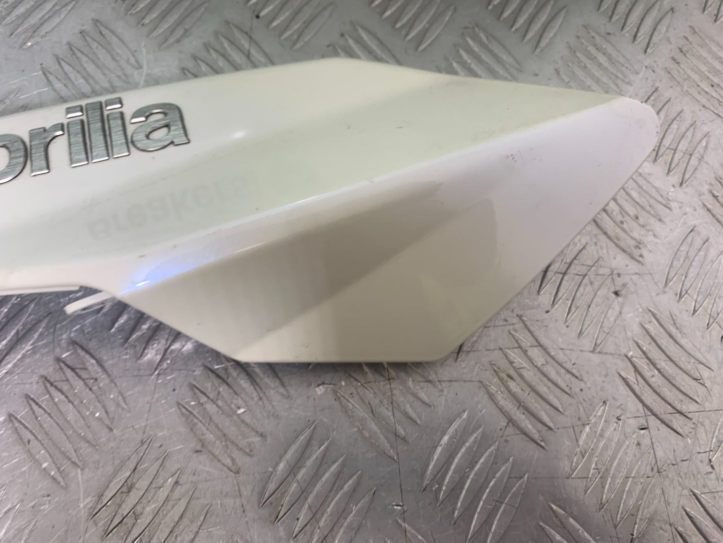 APRILIA SL750 SL 750 SHIVER RIGHT TANK PANEL   YEAR 2008-2016 (CMB1242)