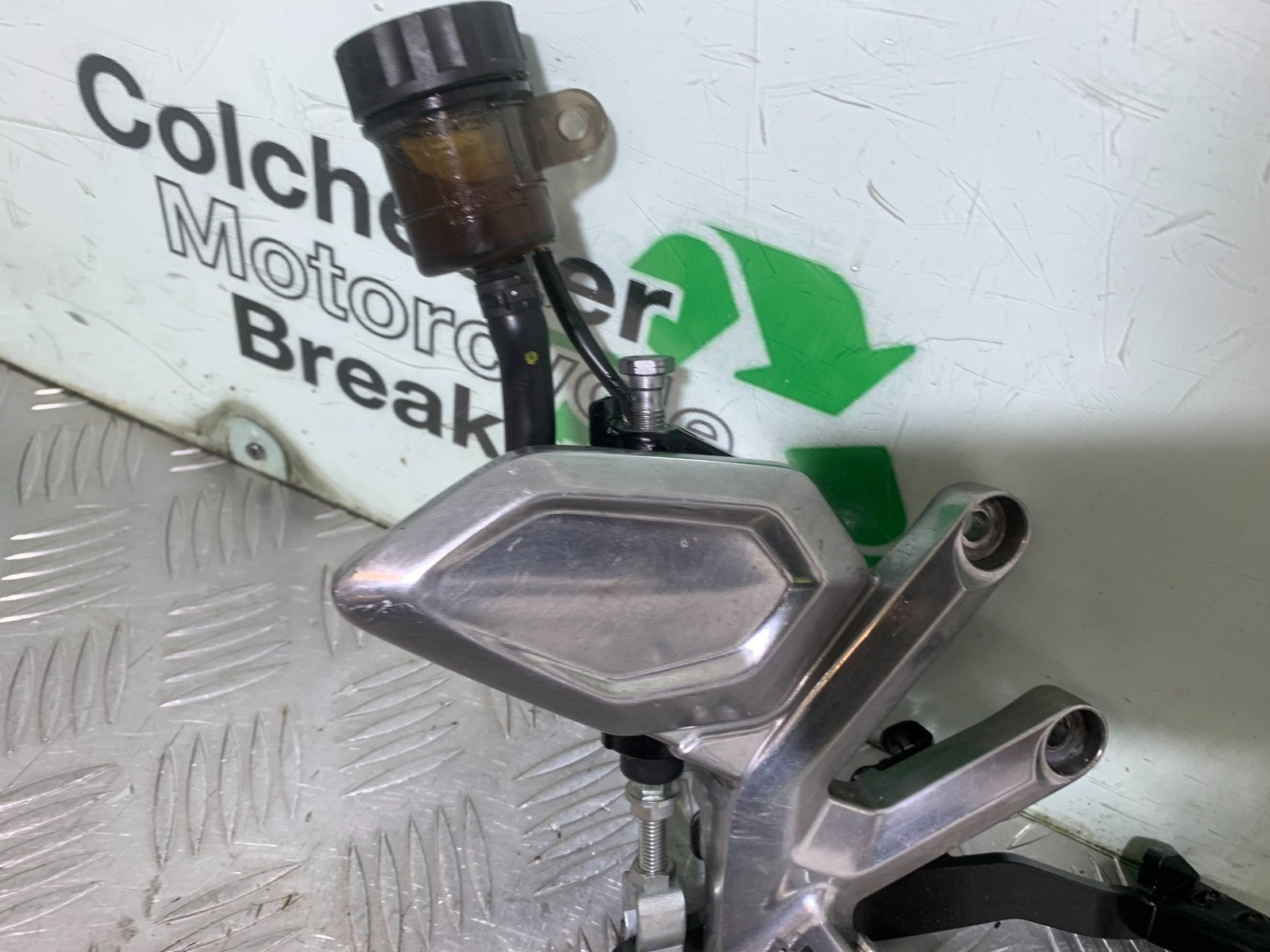 TRIUMPH TRIDENT 660 FRONT RIGHT HANGER PEDAL PEG  YEAR 2021-2024 (CMB1295)