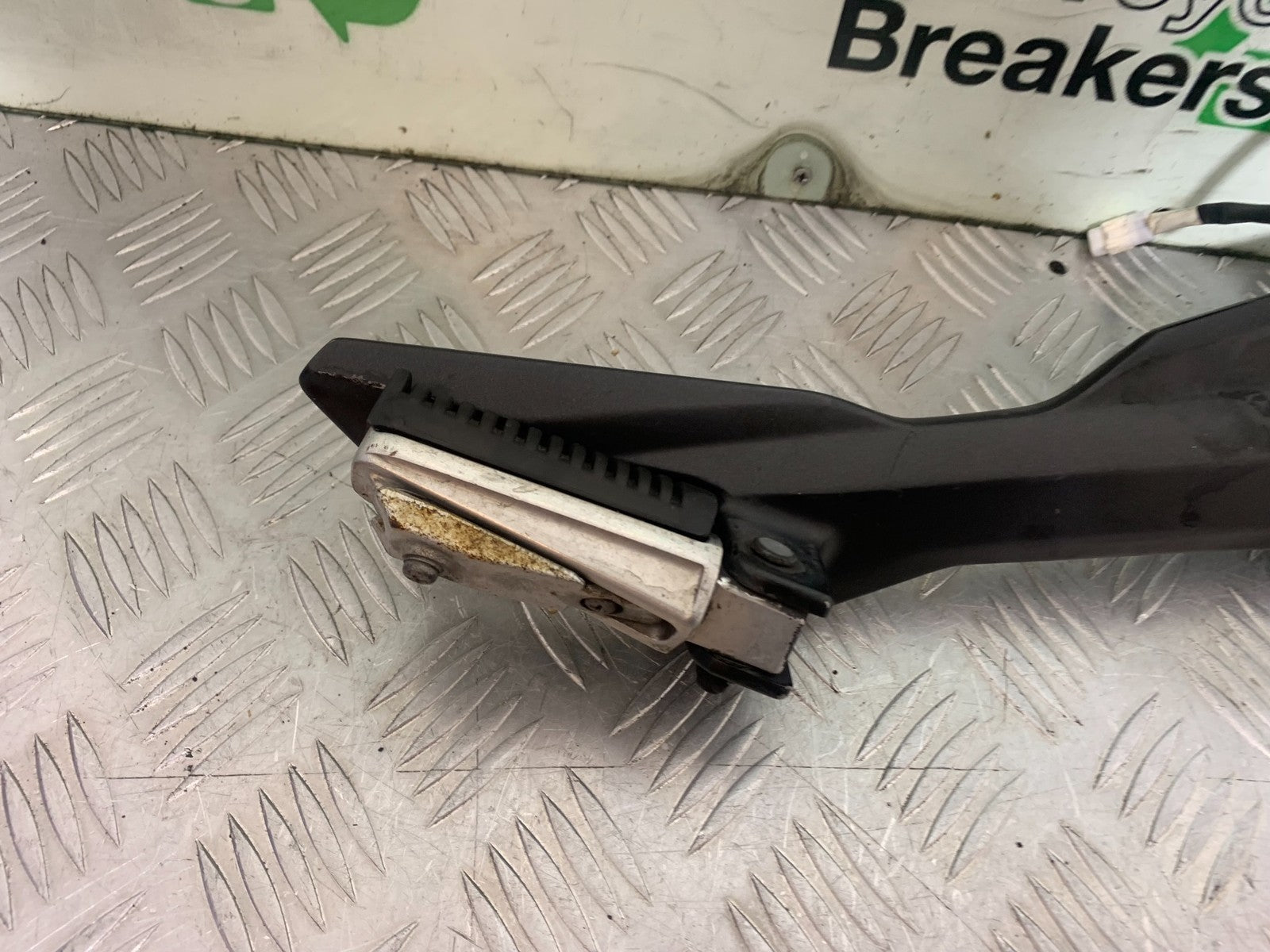 YAMAHA XJ6 XJ6-S FRONT RIGHT HANGER  YEAR 2009-2015  (CMB1212)