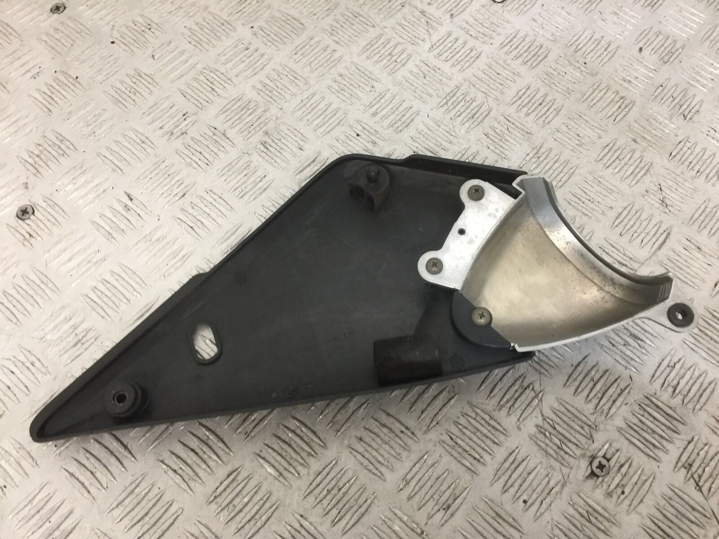 SUZUKI GSF1200 BANDIT MK2 RIGHT SEAT PANEL YEAR 2001-05 (STOCK 859)