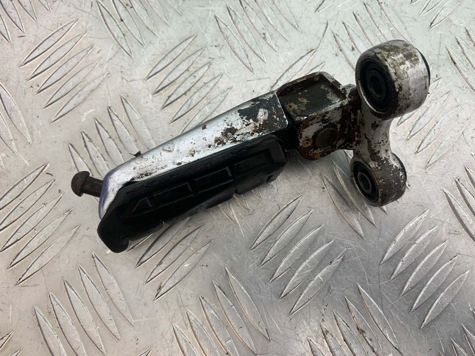 YAMAHA FJ1100 FJ 1100 FRONT LEFT FOOTPEG   YEAR 1984-1985 (CMB1101)