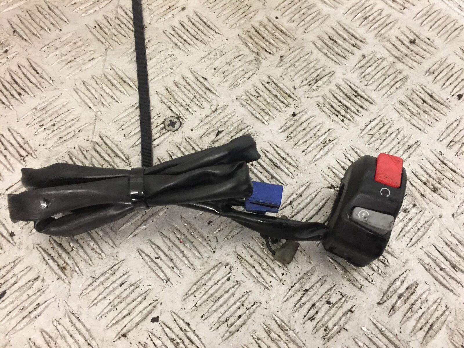 YAMAHA FZ1-N RIGHT SWITCH GEAR  YEAR 2006-2012  (STOCK 787)