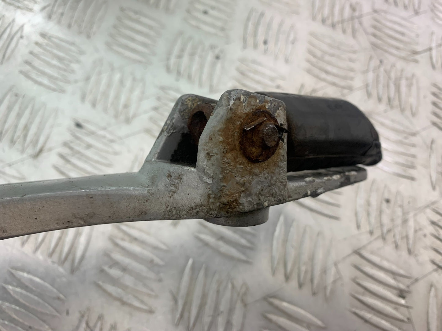 HONDA XL125 VARADERO FRONT LEFT HANGER   YEAR 2001-2006  (CMB1210)