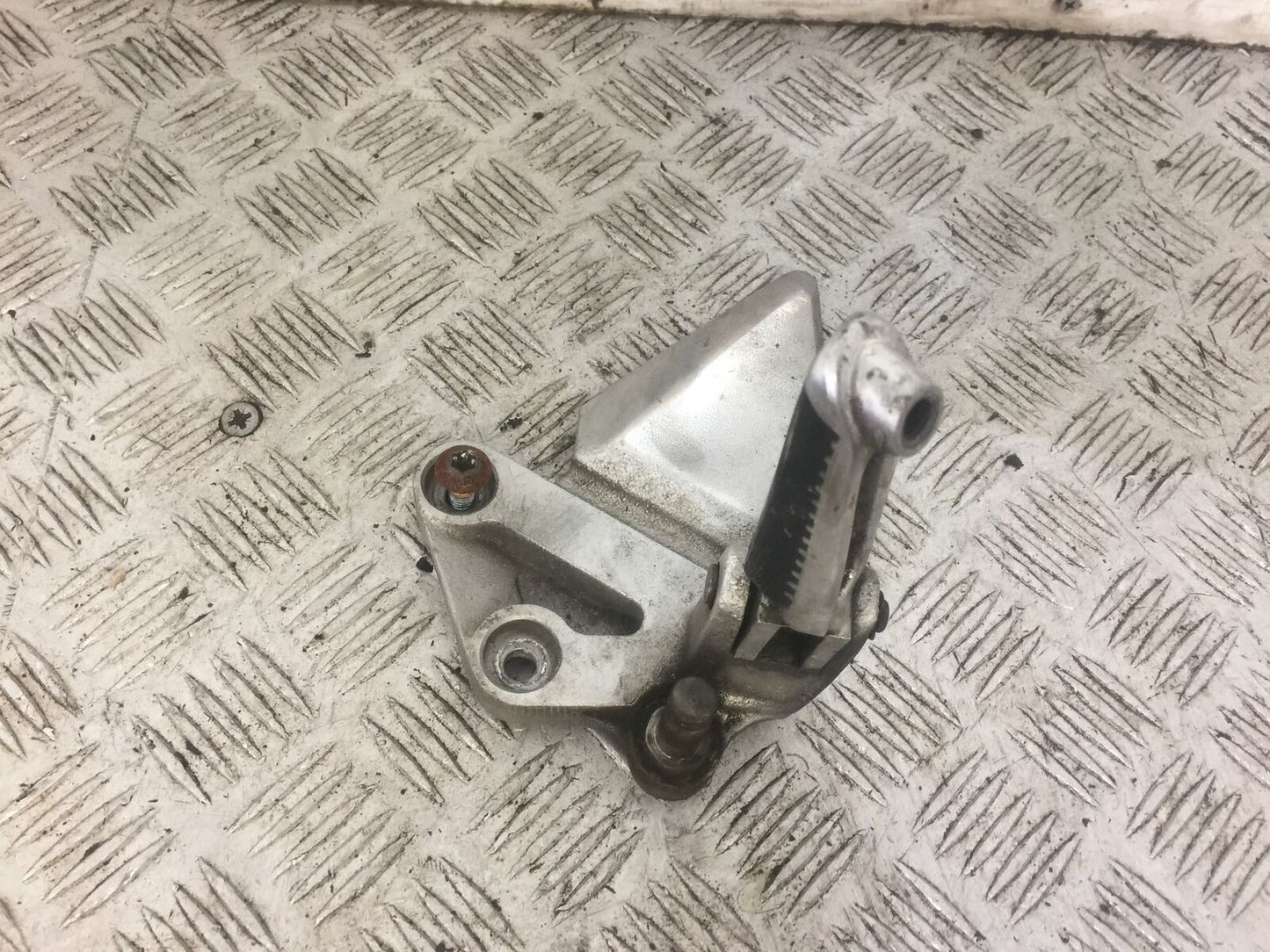 SUZUKI SV1000 SV 1000 K3 FRONT LEFT HANGER YEAR 2004 (STOCK 696)