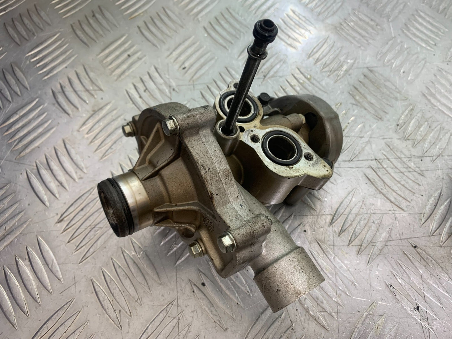 TRIUMPH 675 STREET TRIPLE R OIL PUMP YEAR 2012 (CMB1221)