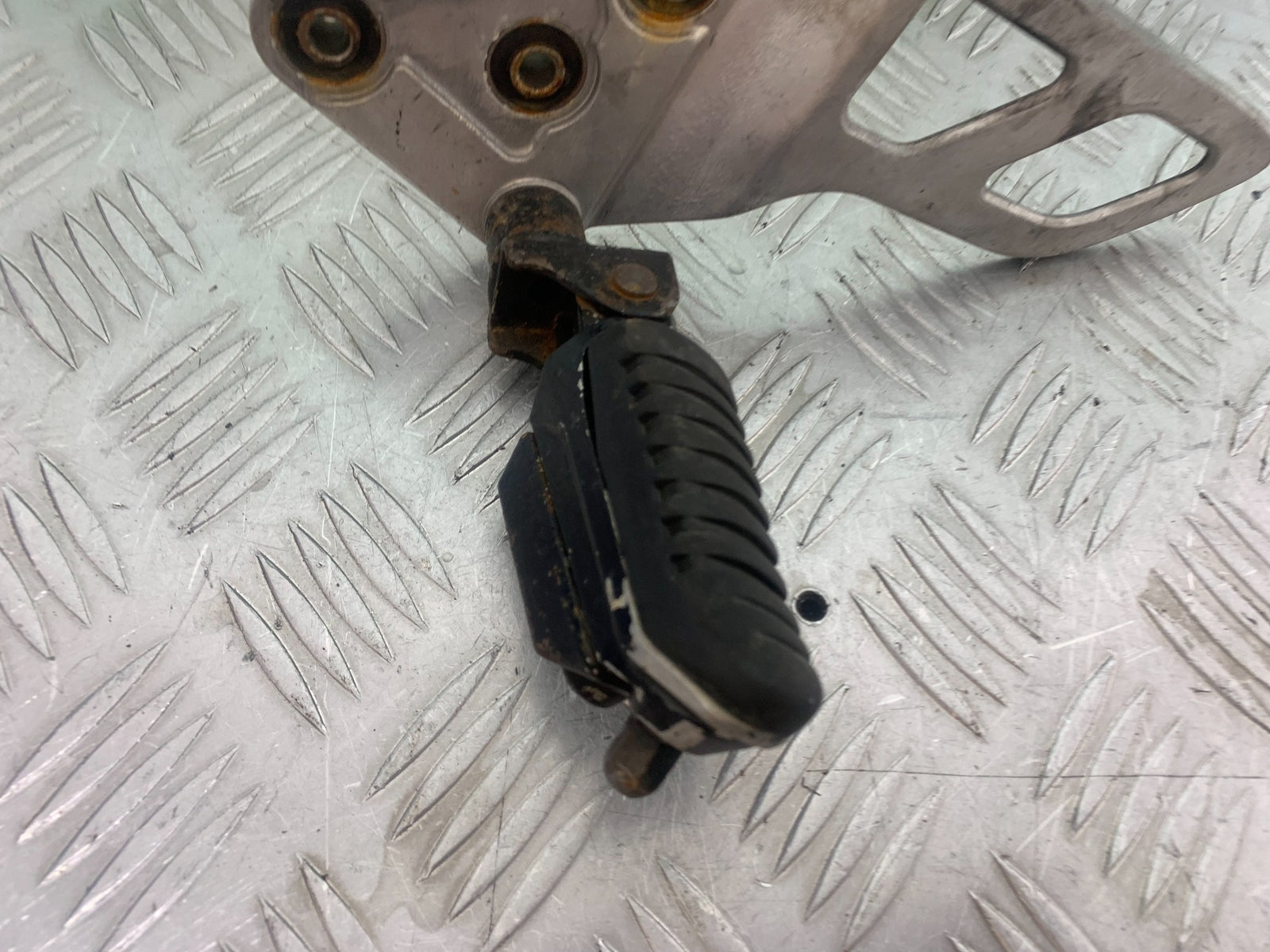 SUZUKI GSF650 GSF 650 FRONT LEFT HANGER   YEAR 2007-2009  (CMB1161)