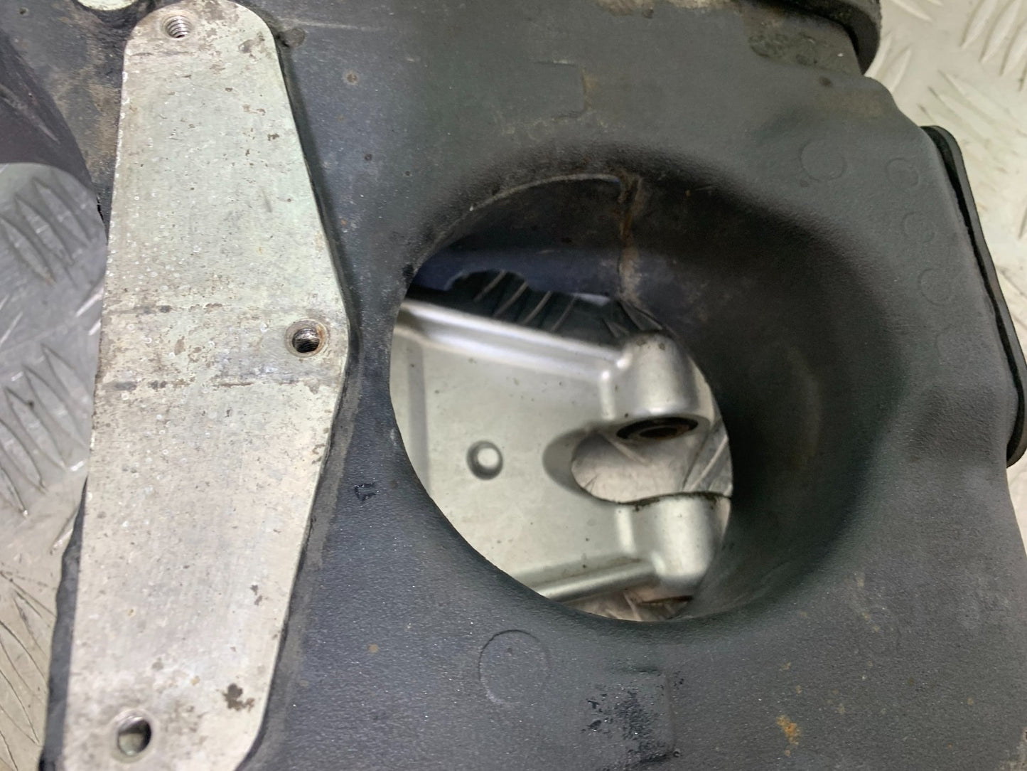 TRIUMPH SPEED TRIPLE R 1050 SWINGARM   2009 (CMB1183)