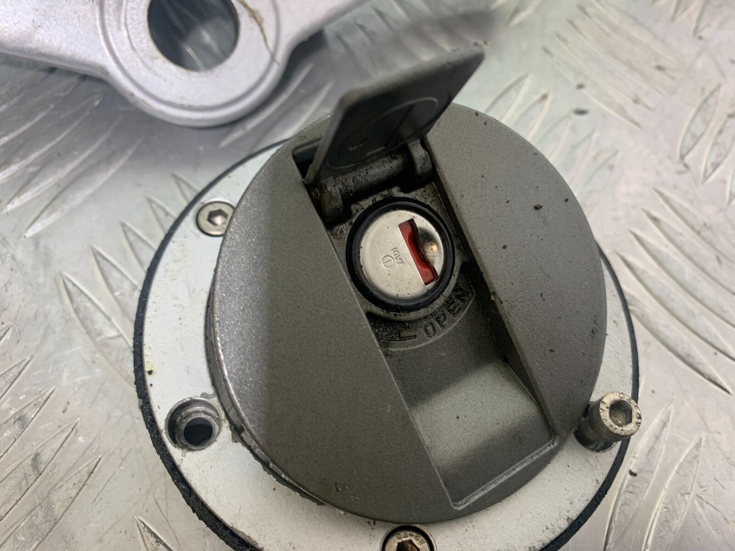 TRIUMPH 955i SPRINT ST LOCKS AND KEY  YEAR 1999-2004 (CMB1124)