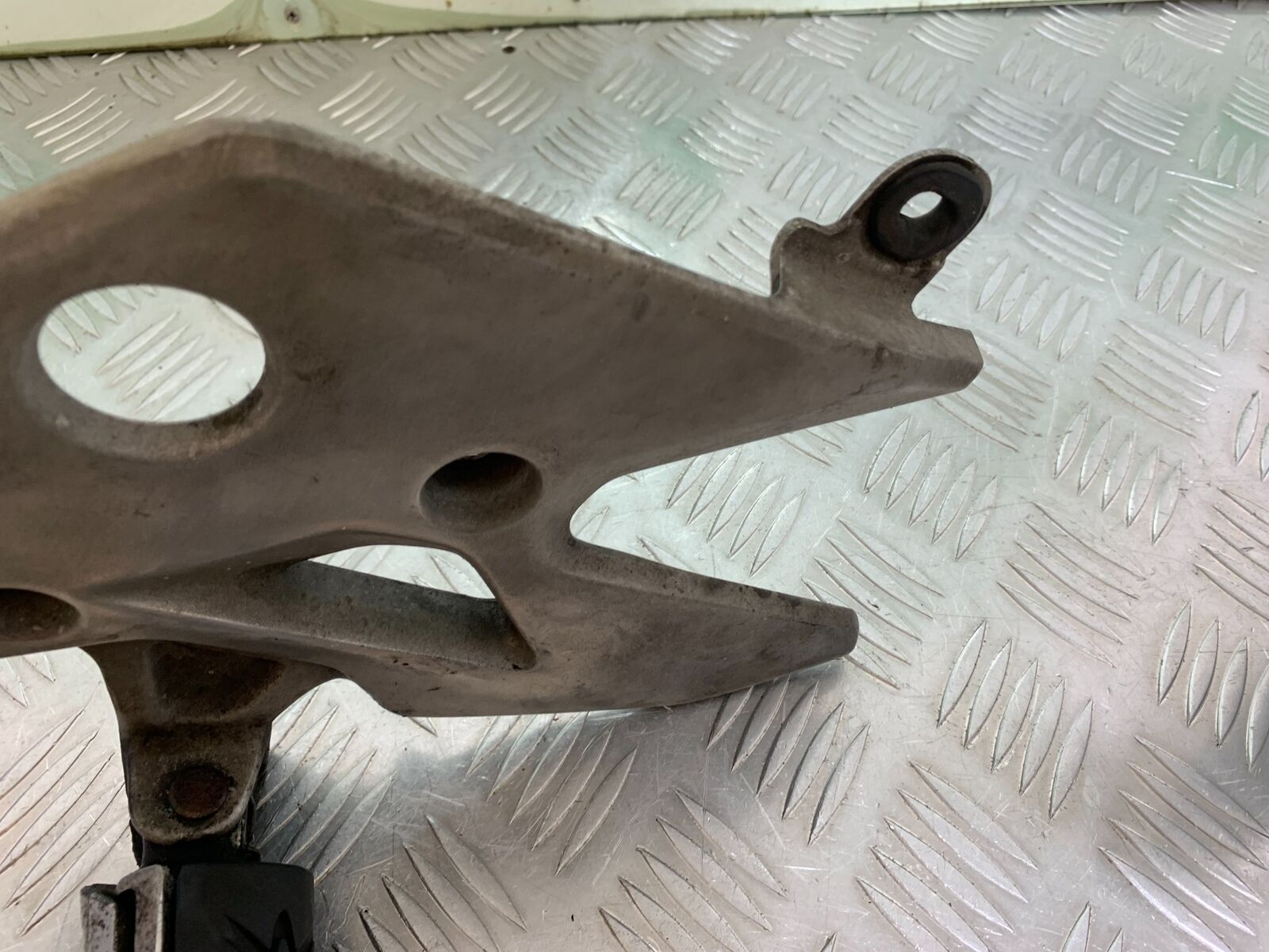HONDA CBR500R CBR 500 R FRONT LEFT HANGER  YEAR 2012-16 (CMB1048)