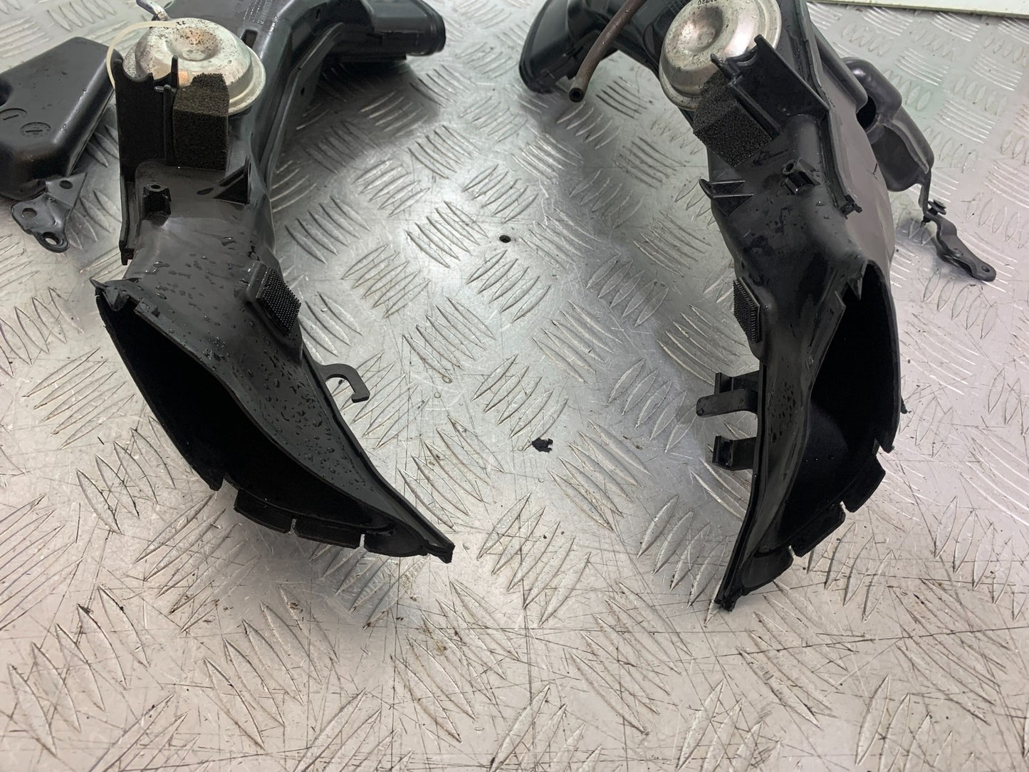 HONDA CBR1000 rr FIREBLADE LEFT AND RIGHT AIR TUBES 2008-2011 (CMB1253)