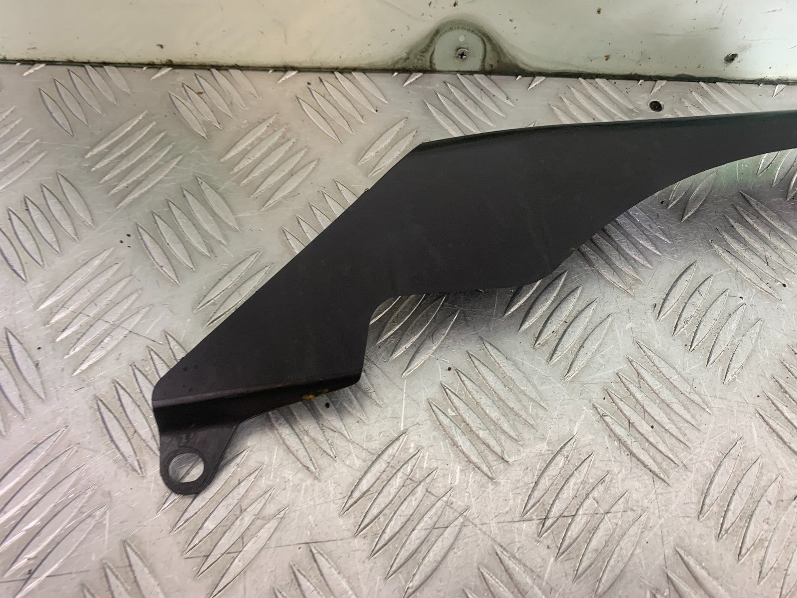 YAMAHA YZF R1 4C8 CHAIN GUARD  YEAR 2007-2008 (CMB1237)