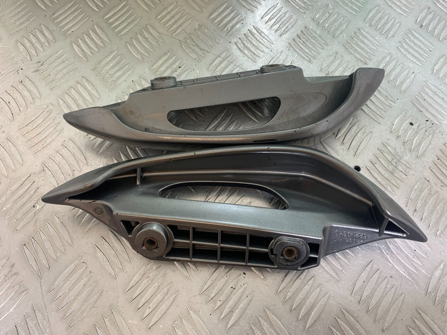 SUZUKI AN 200 UN 200 BURGMAN GRAB RAILS  YEAR 2007-09 (CMB1128)