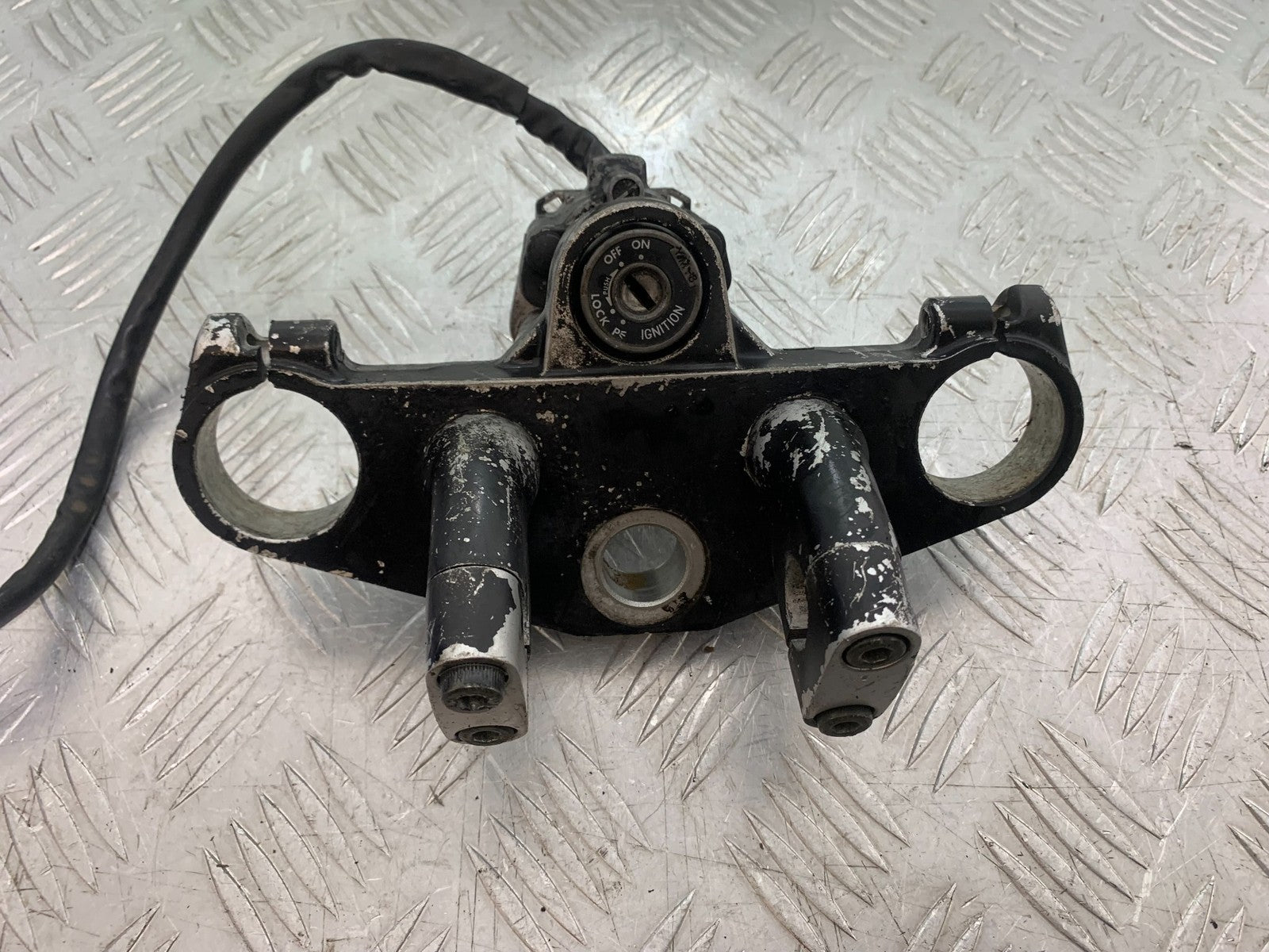 YAMAHA FZS600 FAZER 600 TOP YOKE AND IGNITION SWITCH  YEAR 1998-2001 (CMB1267)