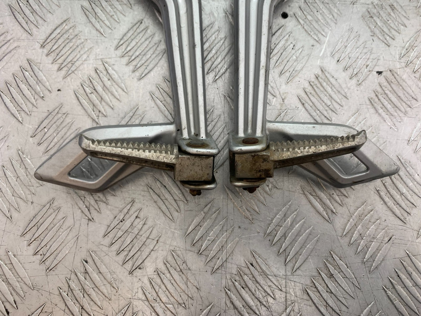 YAMAHA YZF-R125 YZF 125 REAR HANGERS AND PEGS  YEAR 2019-2022 (CMB1263)