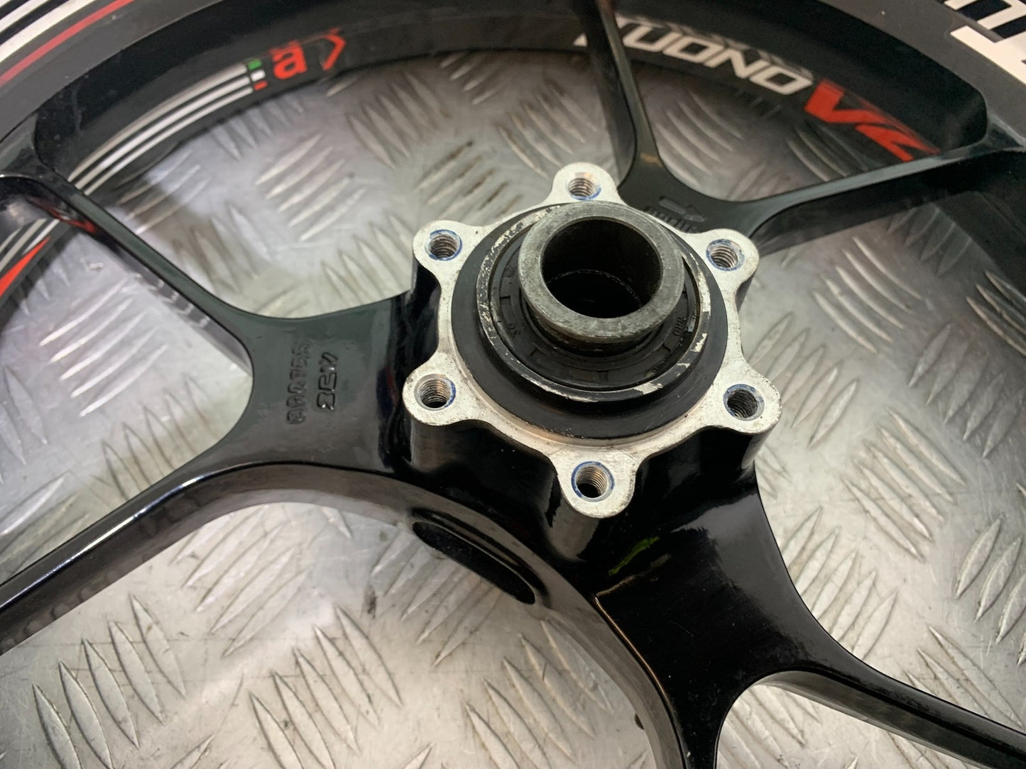 APRILIA TUONO 1000 V4R FRONT WHEEL YEAR 2011-13  (CMB1316)