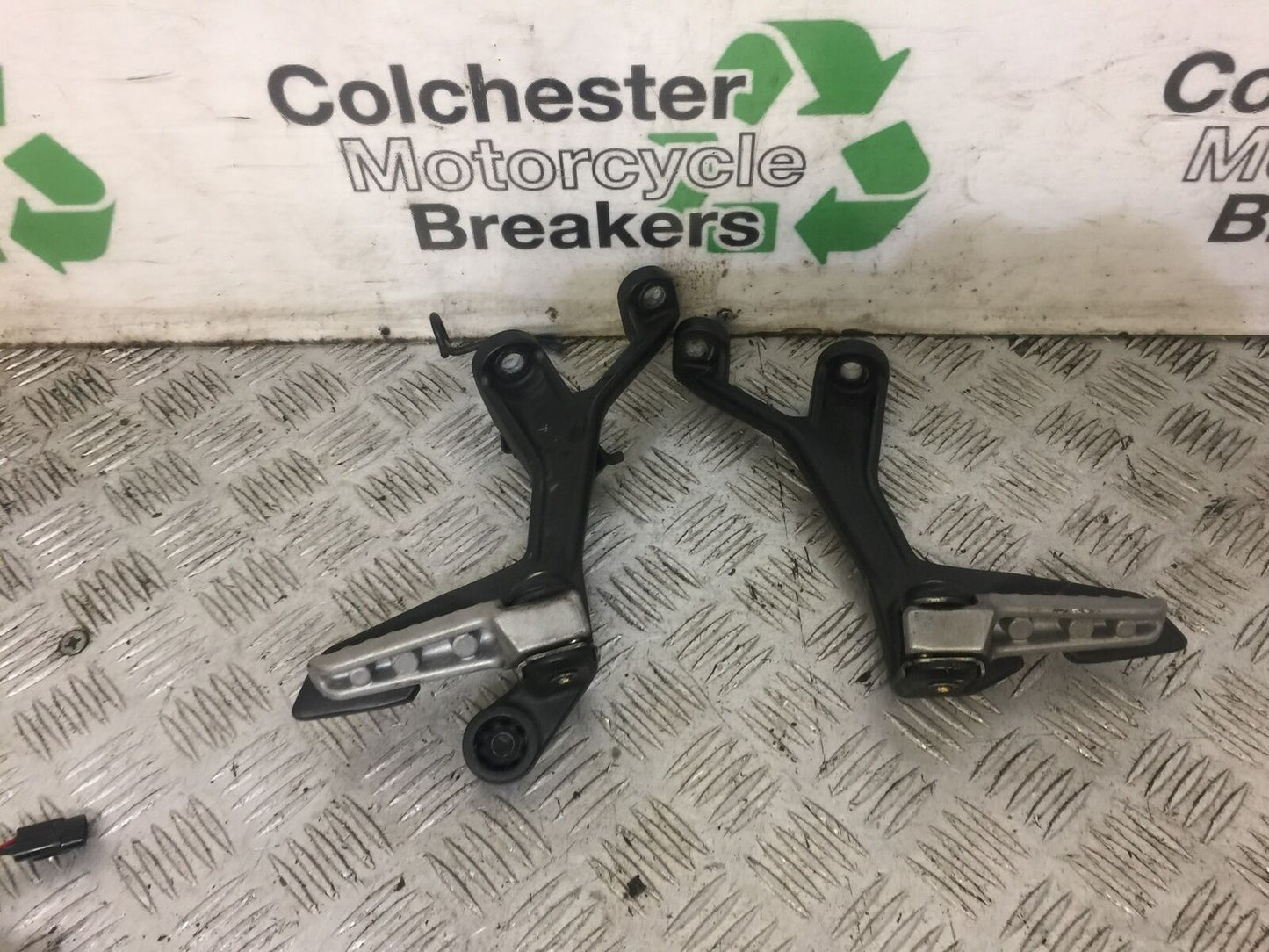 KAWASAKI Z400 Z 400 REAR HANGER AND PEGS   YEAR 2019  (STOCK 672)