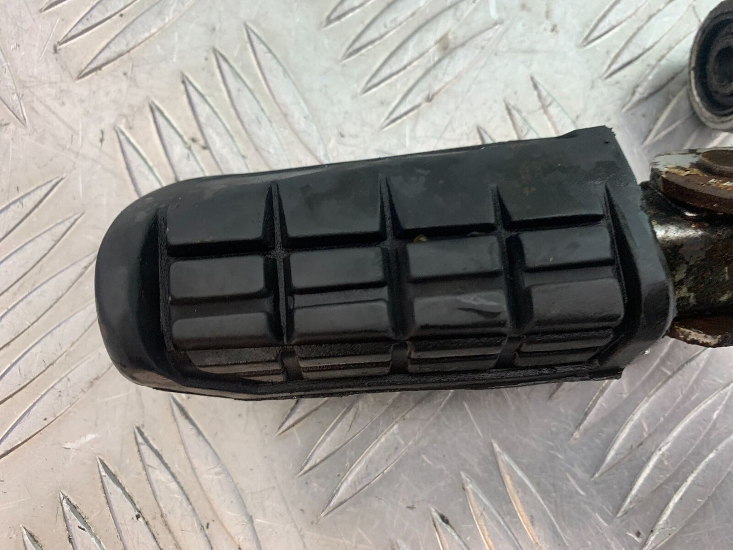YAMAHA FJ1100 FJ 1100 FRONT LEFT FOOTPEG   YEAR 1984-1985 (CMB1101)