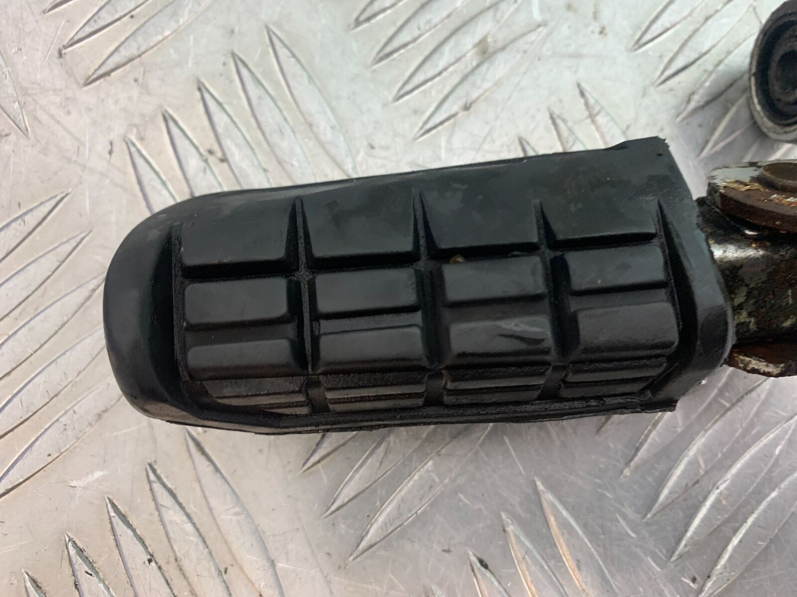 YAMAHA FJ1100 FJ 1100 FRONT LEFT FOOTPEG   YEAR 1984-1985 (CMB1101)