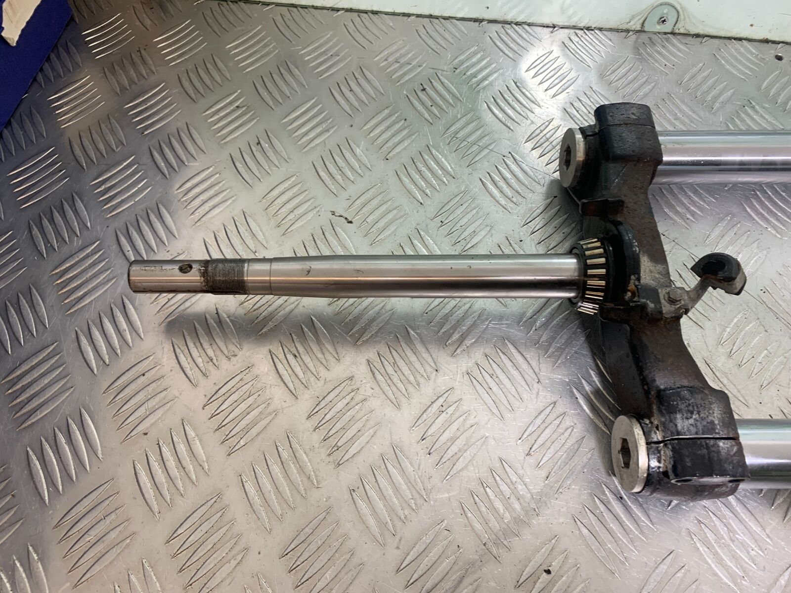 SUZUKI AN400 AN 400 BURGMAN FORKS AND BOTTOM YOKE   YEAR 2017-2024 (CMB1118)