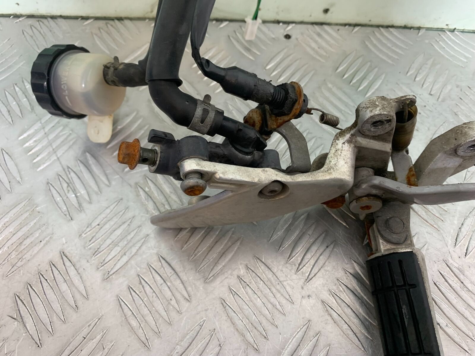 YAMAHA YZF600 YZF 600 THUNDERCAT FRONT RIGHT HANGER  1996-2003 (CMB1105)