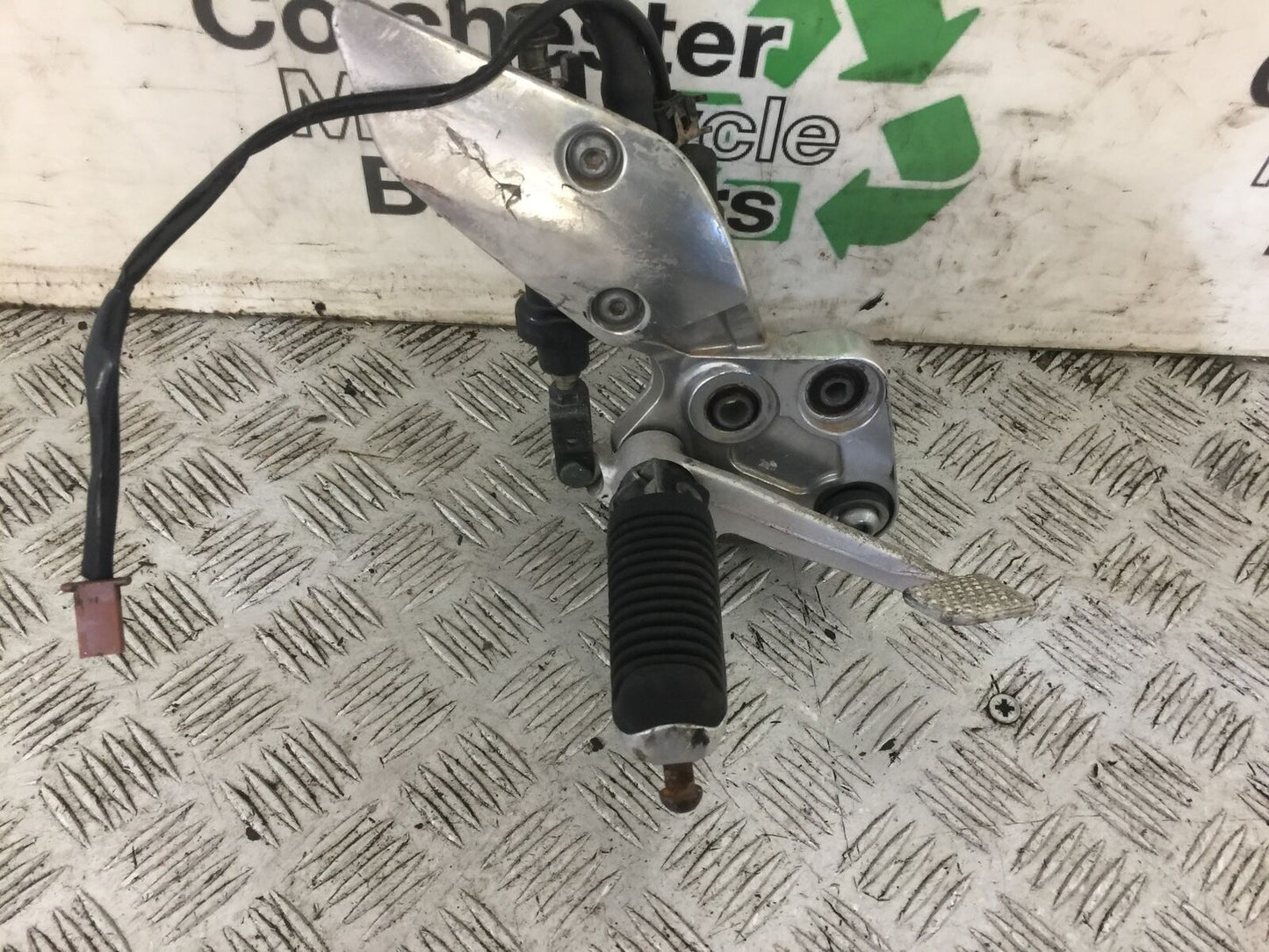YAMAHA FZS1000 FAZER 1000 FZ1 FRONT RIGHT HANGER   YEAR 2000-05 (STOCK 714)