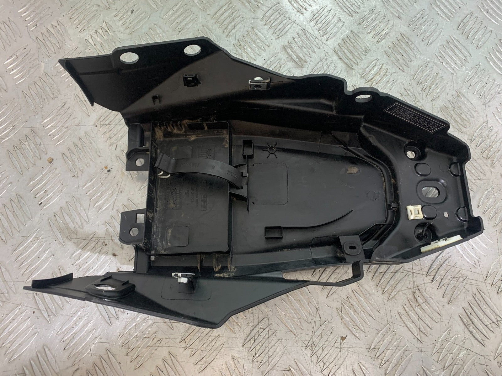 KTM 125 DUKE UNDERTRAY  YEAR 2018-2023 (CMB1185)