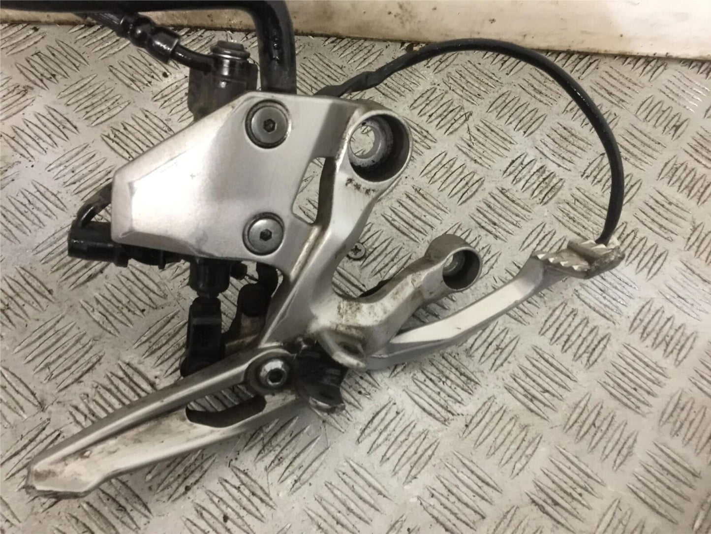 YAMAHA MT09 MT-09 FRONT RIGHT HANGER YEAR 2018 (STOCK 906)