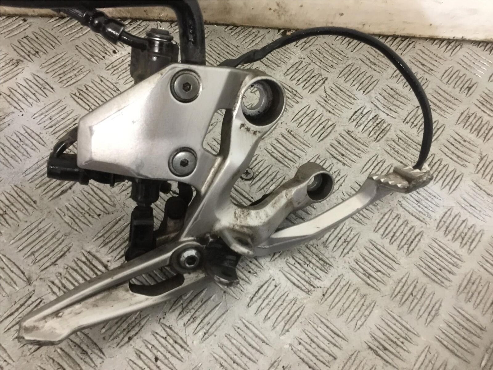 YAMAHA MT09 MT-09 FRONT RIGHT HANGER YEAR 2018 (STOCK 906)