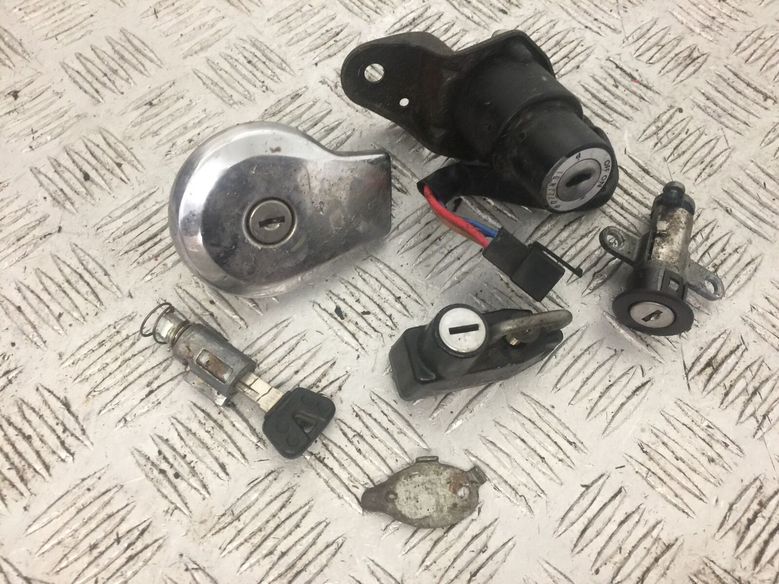 YAMAHA XV535 XV 535 VIRAGO LOCKS AND KEY  YEAR 1994-02 (STOCK 772)