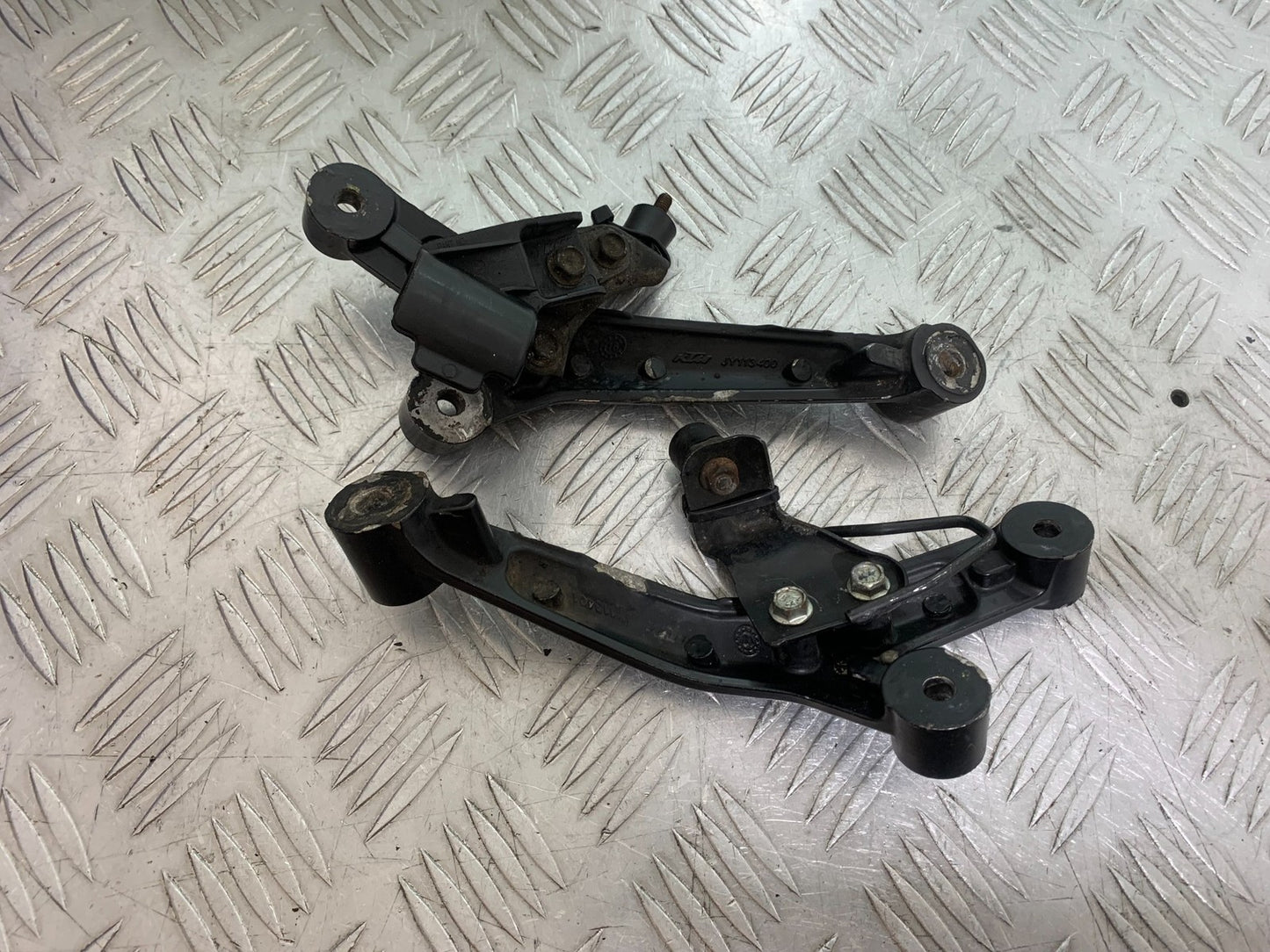 KTM DUKE 390 ENGINE BRACKETS  YEAR 2017- 2023 (CMB1314)
