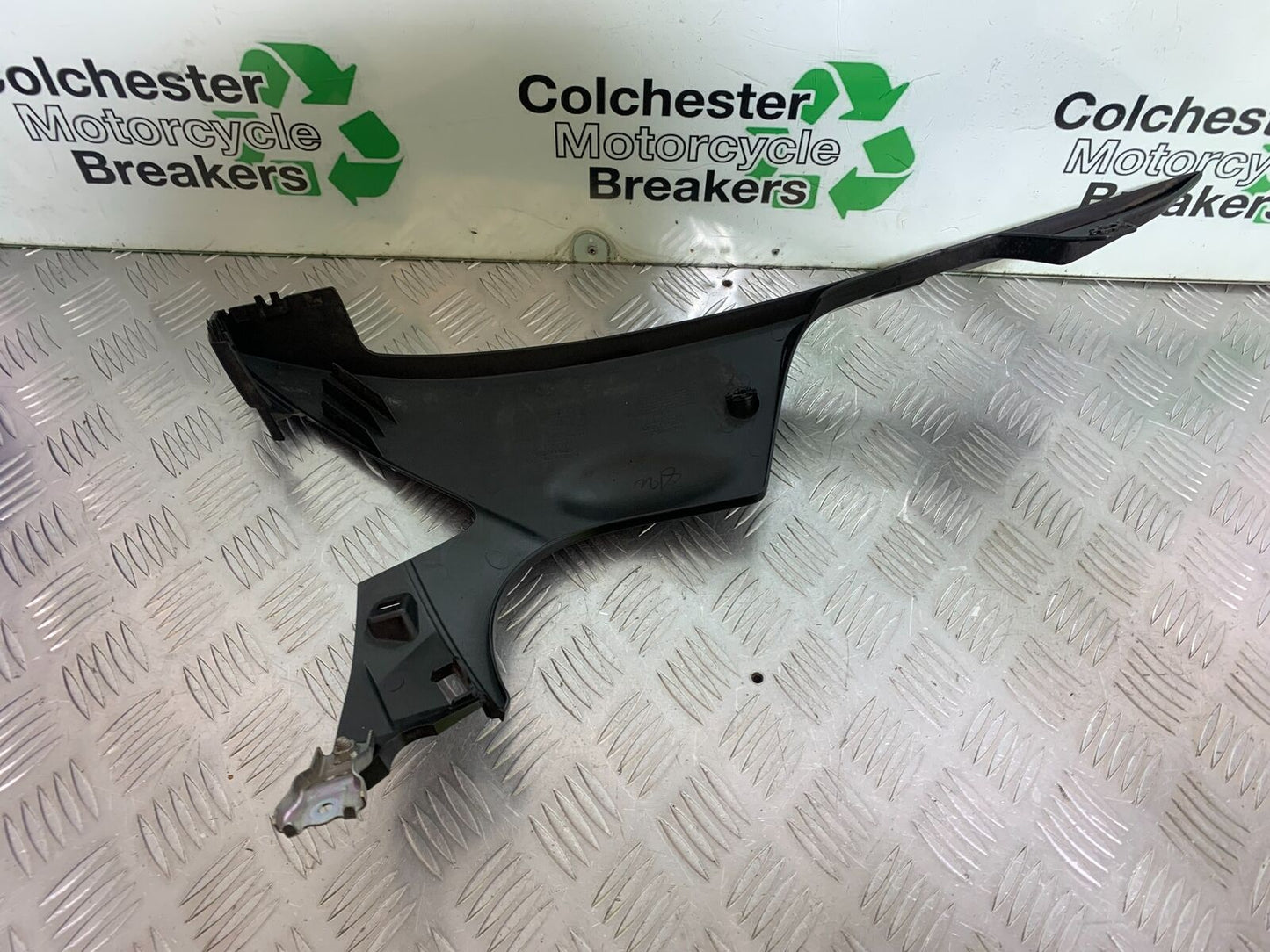 HONDA CBR500R CBR 500 R LEFT SEAT PANEL   YEAR 2016 (CMB1066)